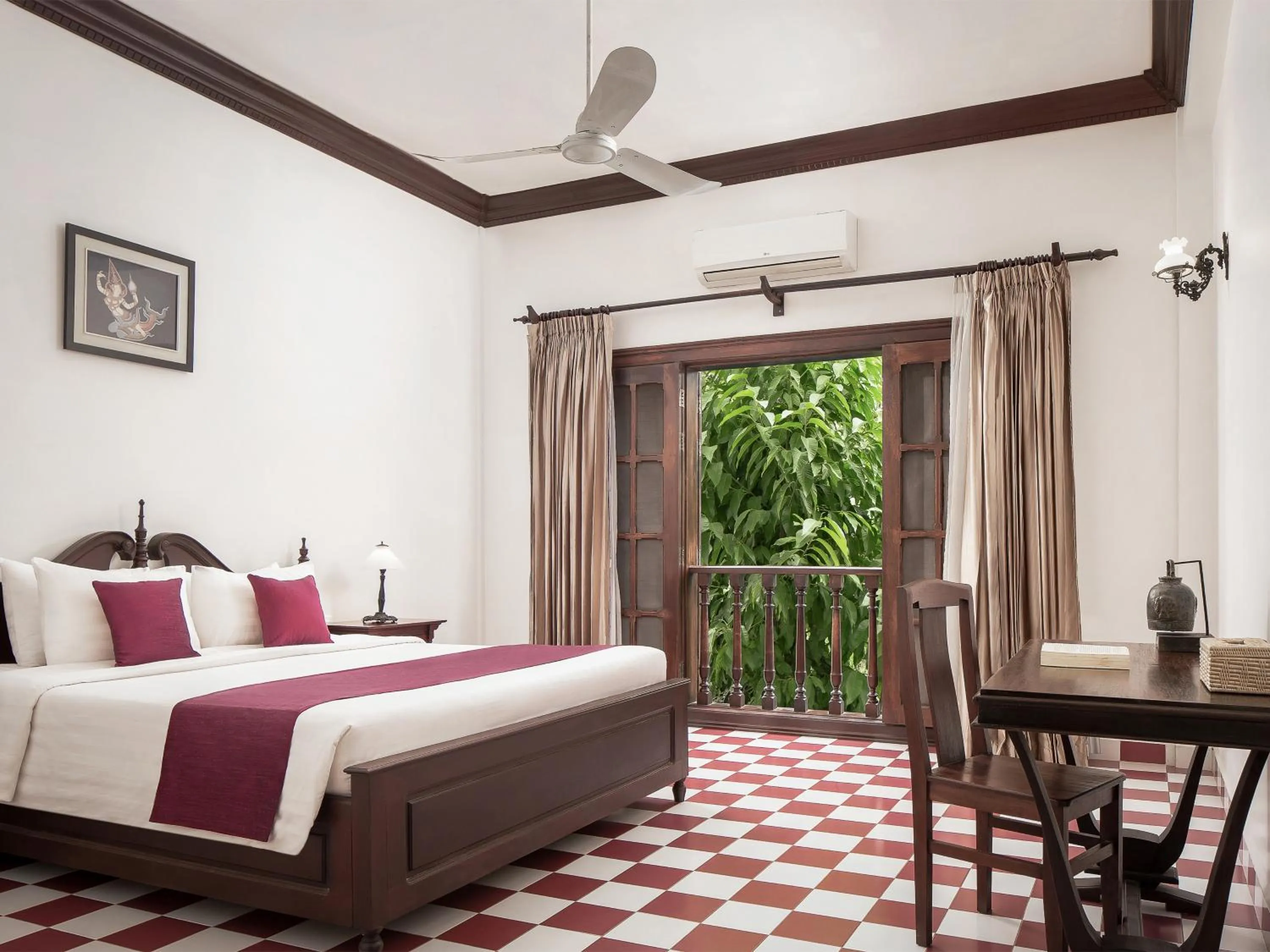 Bed in Chateau d'Angkor La Residence