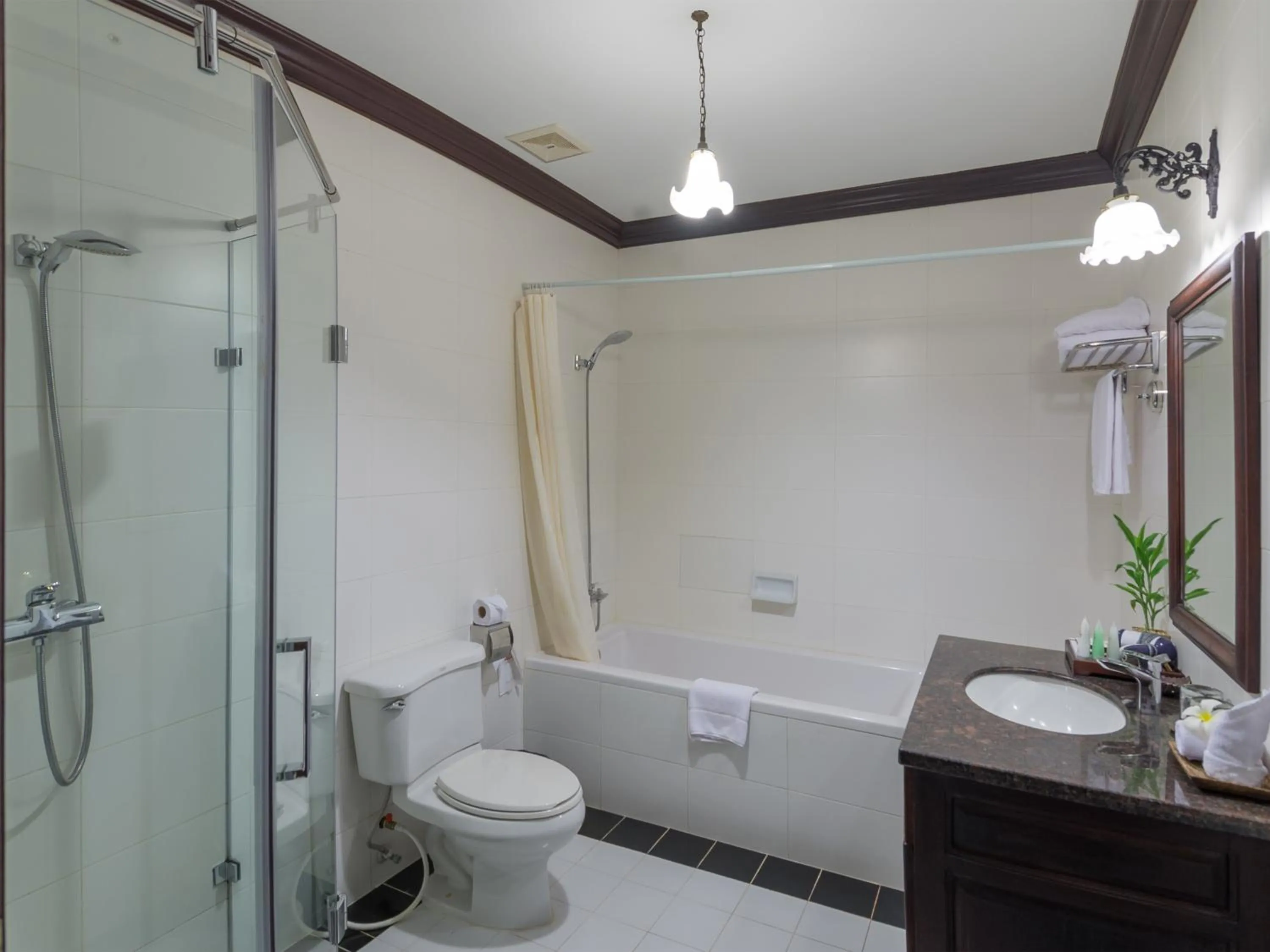 Shower in Chateau d'Angkor La Residence