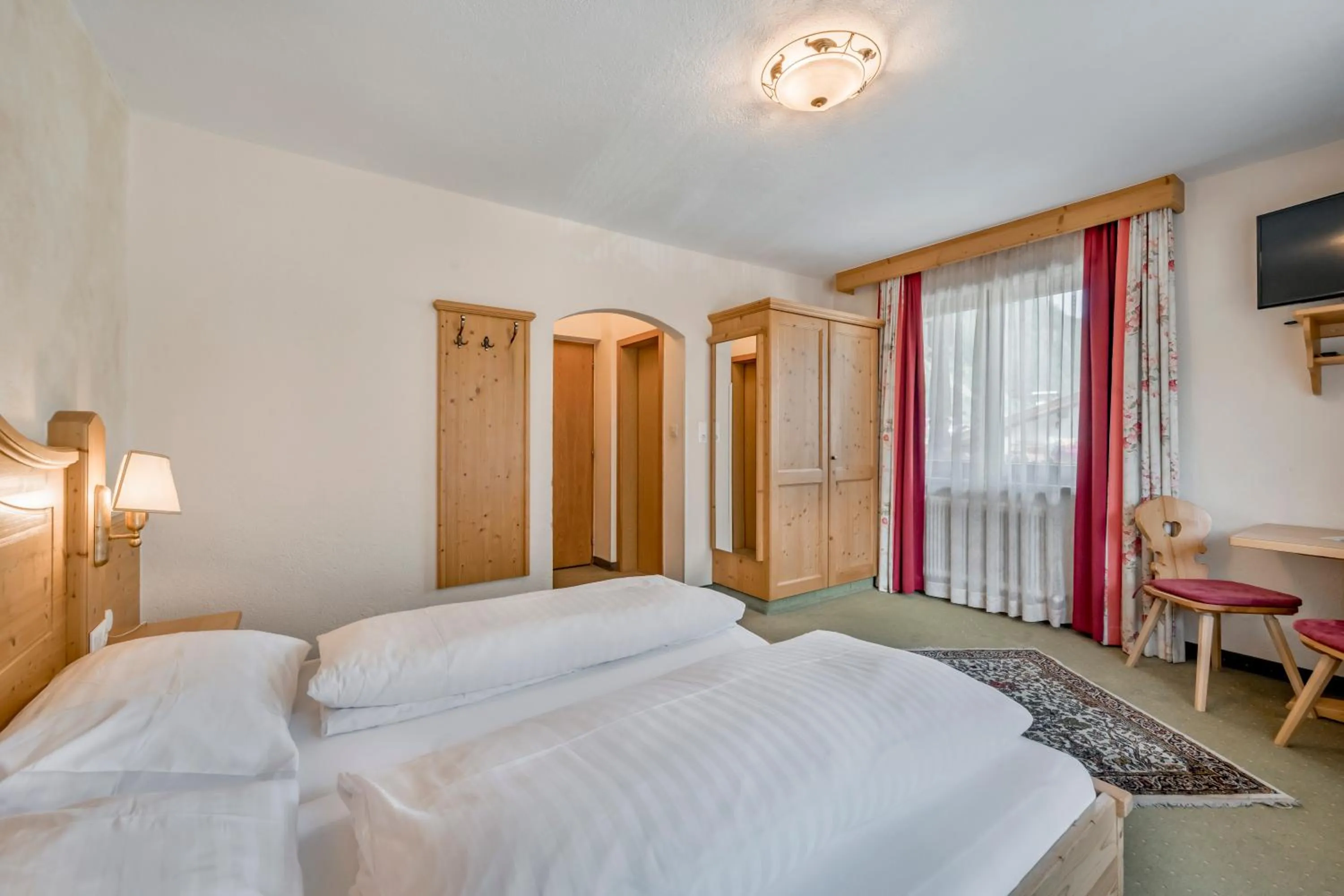 Photo of the whole room, Bed in Pension Almrausch