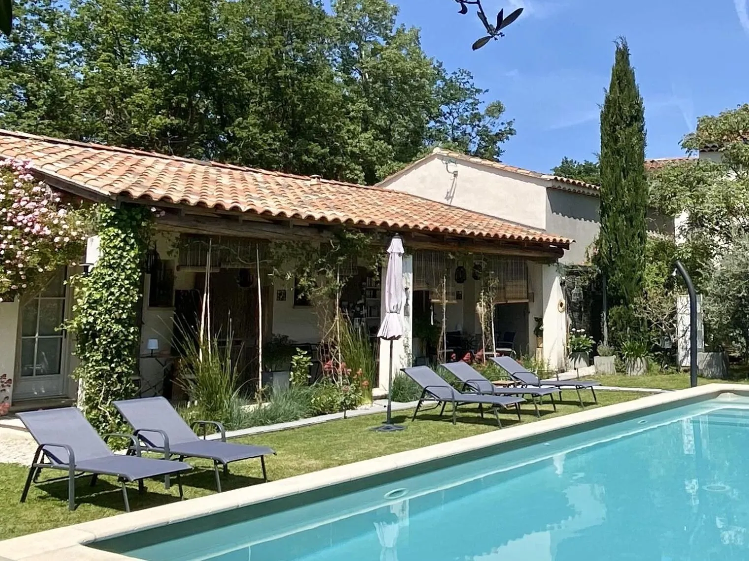 Property building in Le Jardin de Lau