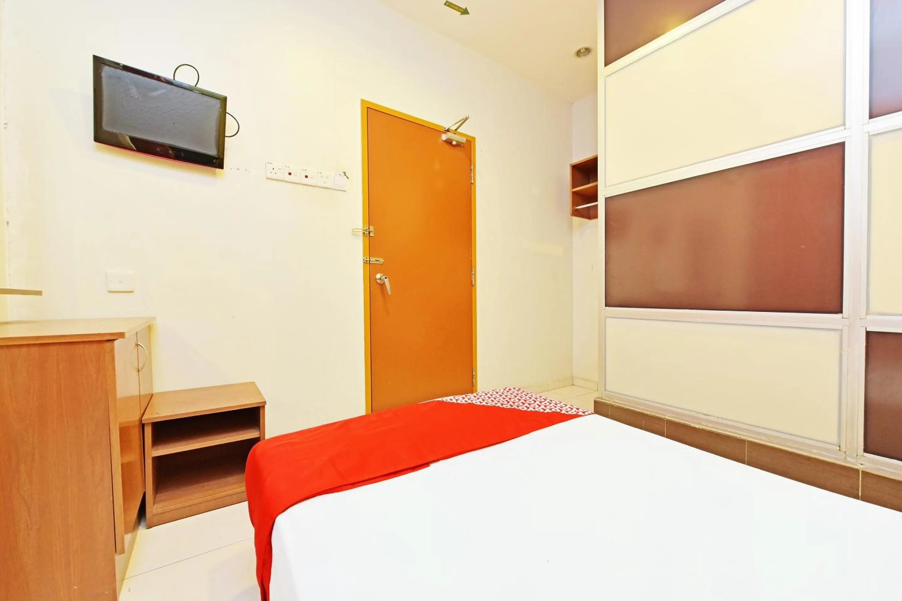 Bedroom, Bed in OYO 582 Hotel Walk Inn