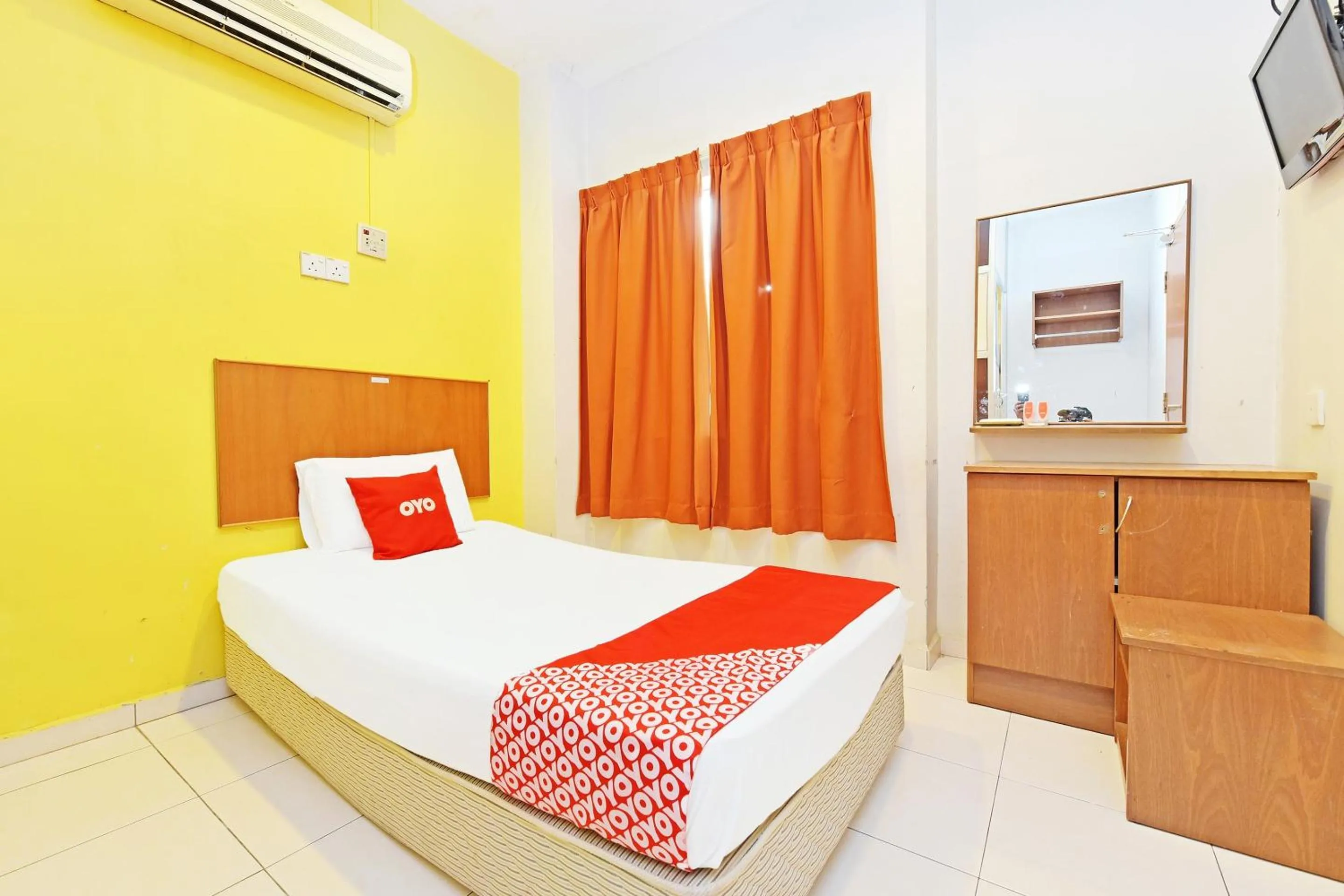 Bedroom, Bed in OYO 582 Hotel Walk Inn