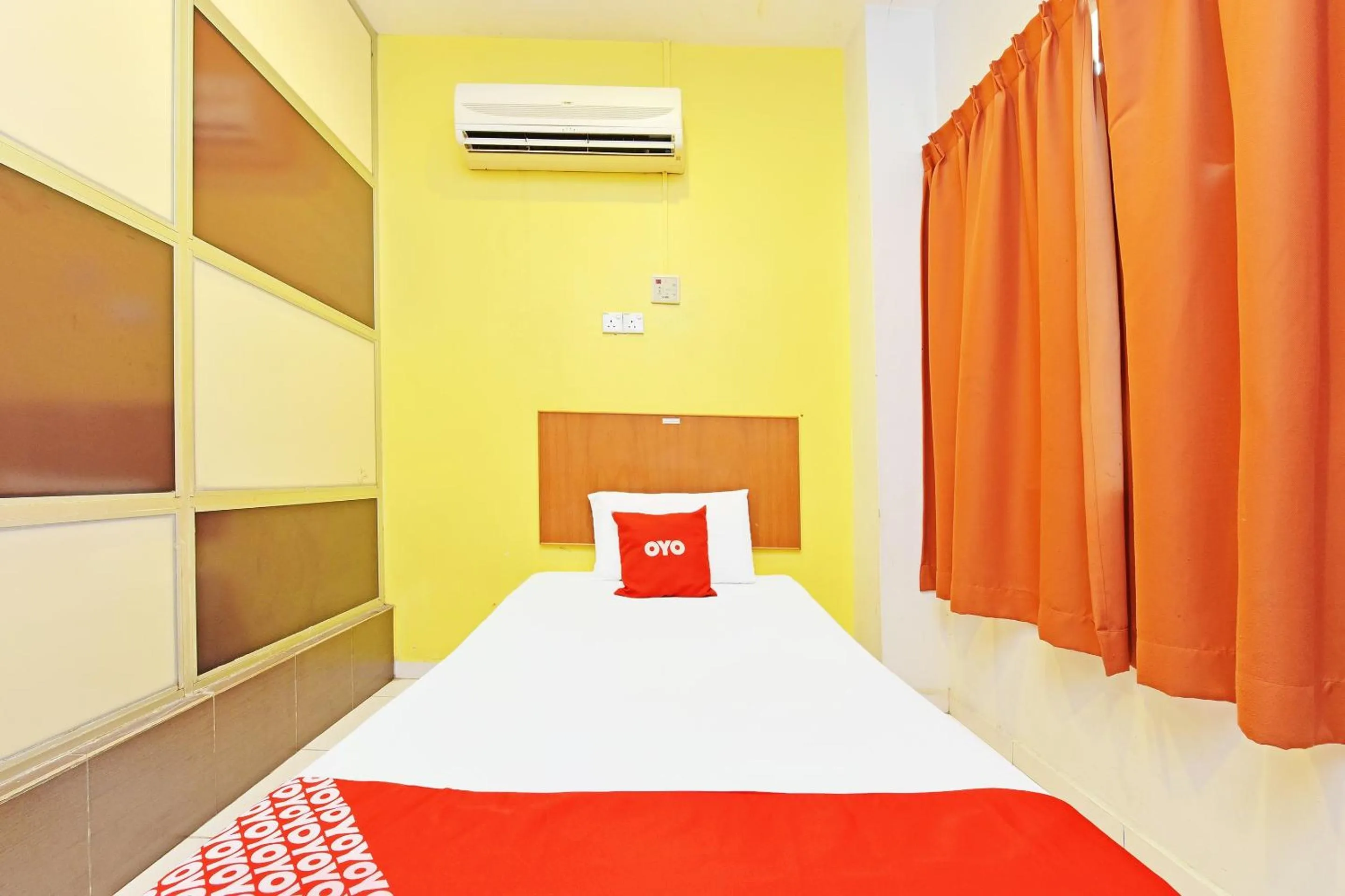 Bedroom, Bed in OYO 582 Hotel Walk Inn