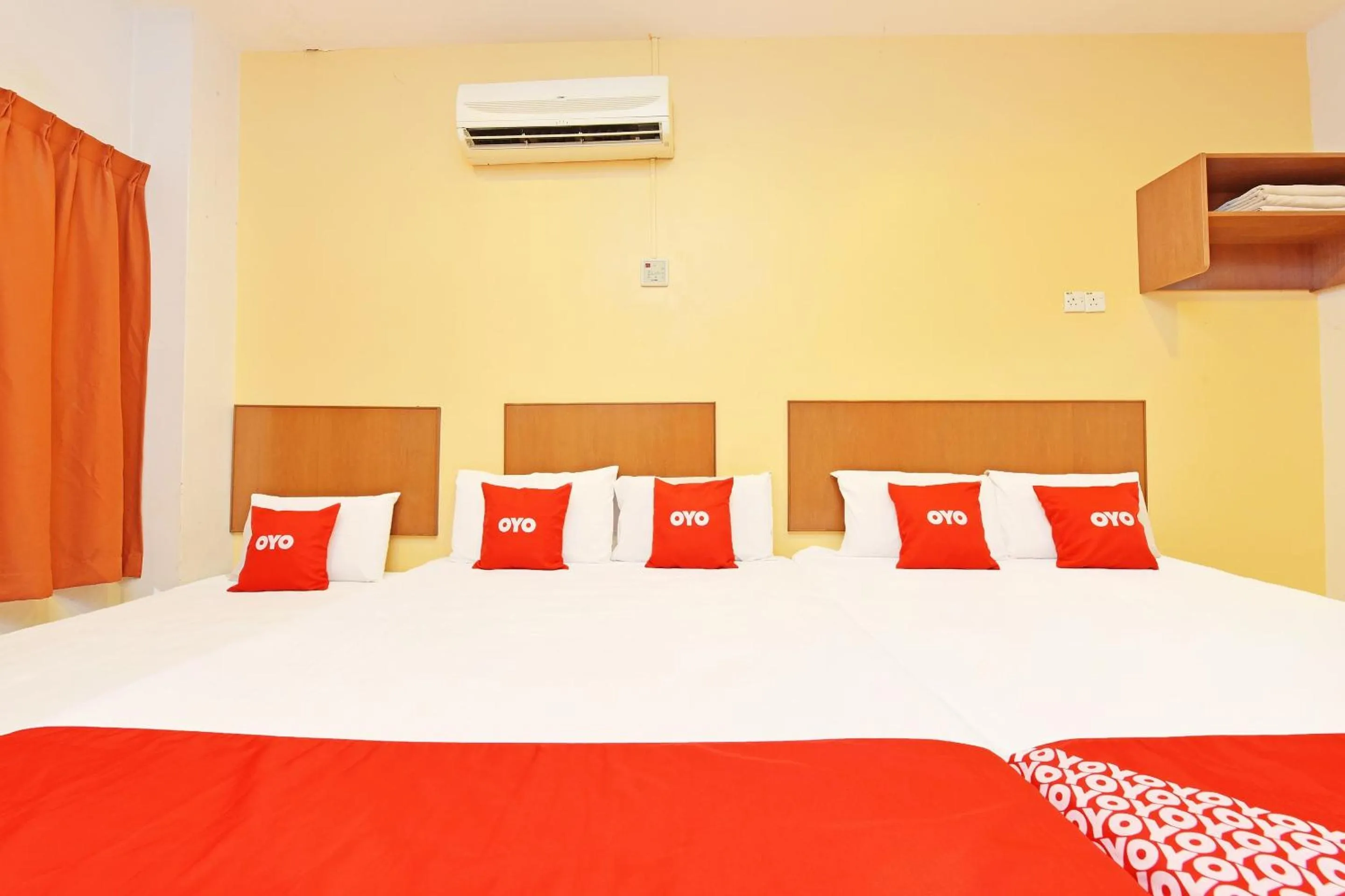 Bedroom, Bed in OYO 582 Hotel Walk Inn