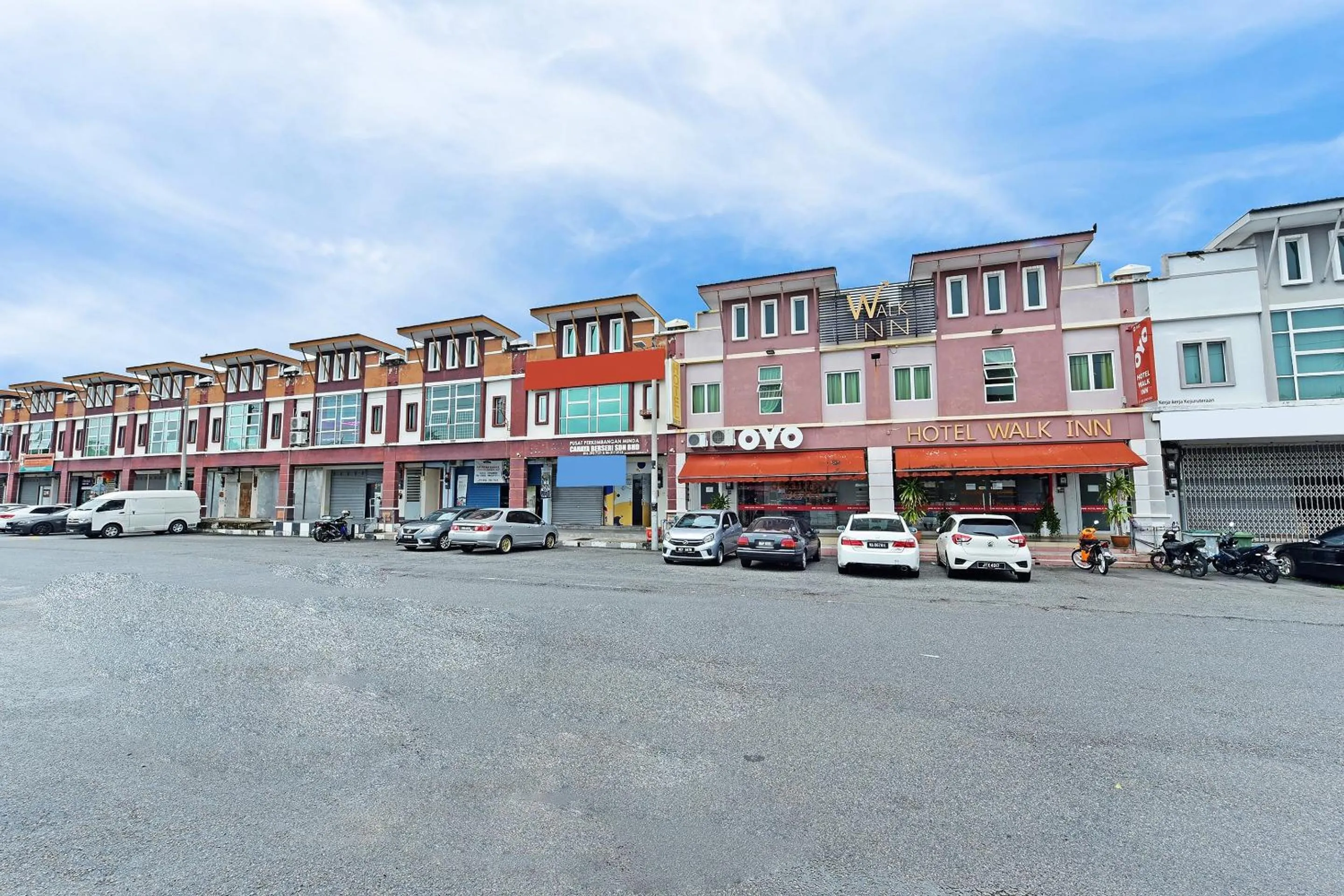 Facade/entrance in OYO 582 Hotel Walk Inn