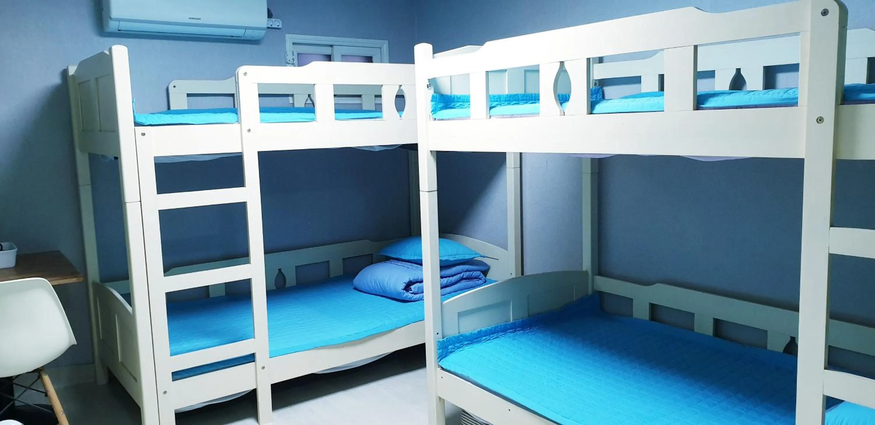 Bed in Blue Backpackers Hostel