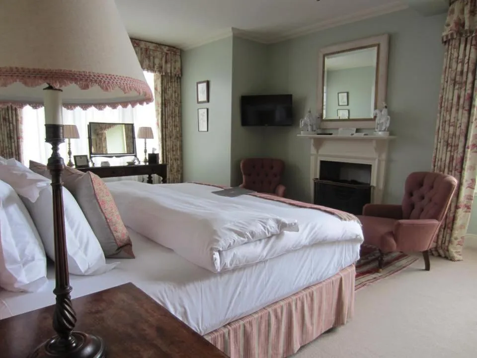 Bed in The Loch Lomond Arms Hotel