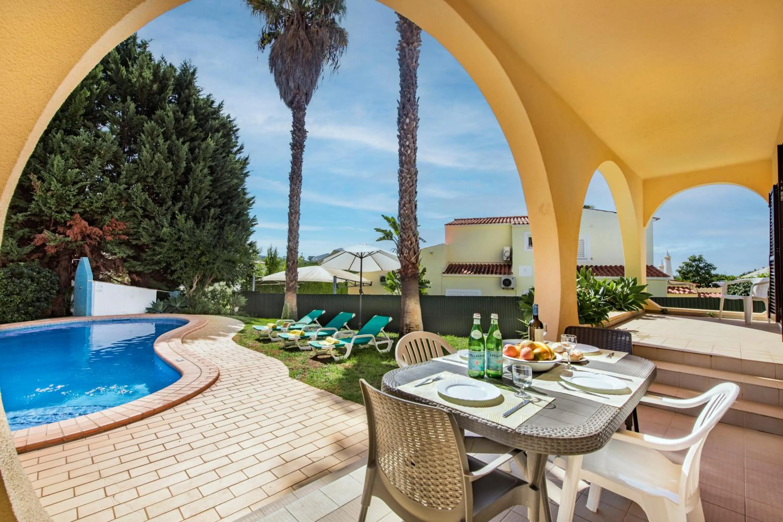 Patio in Exclusive Retreat in Vilamoura, private pool, off-street parking, Free AC wifi
