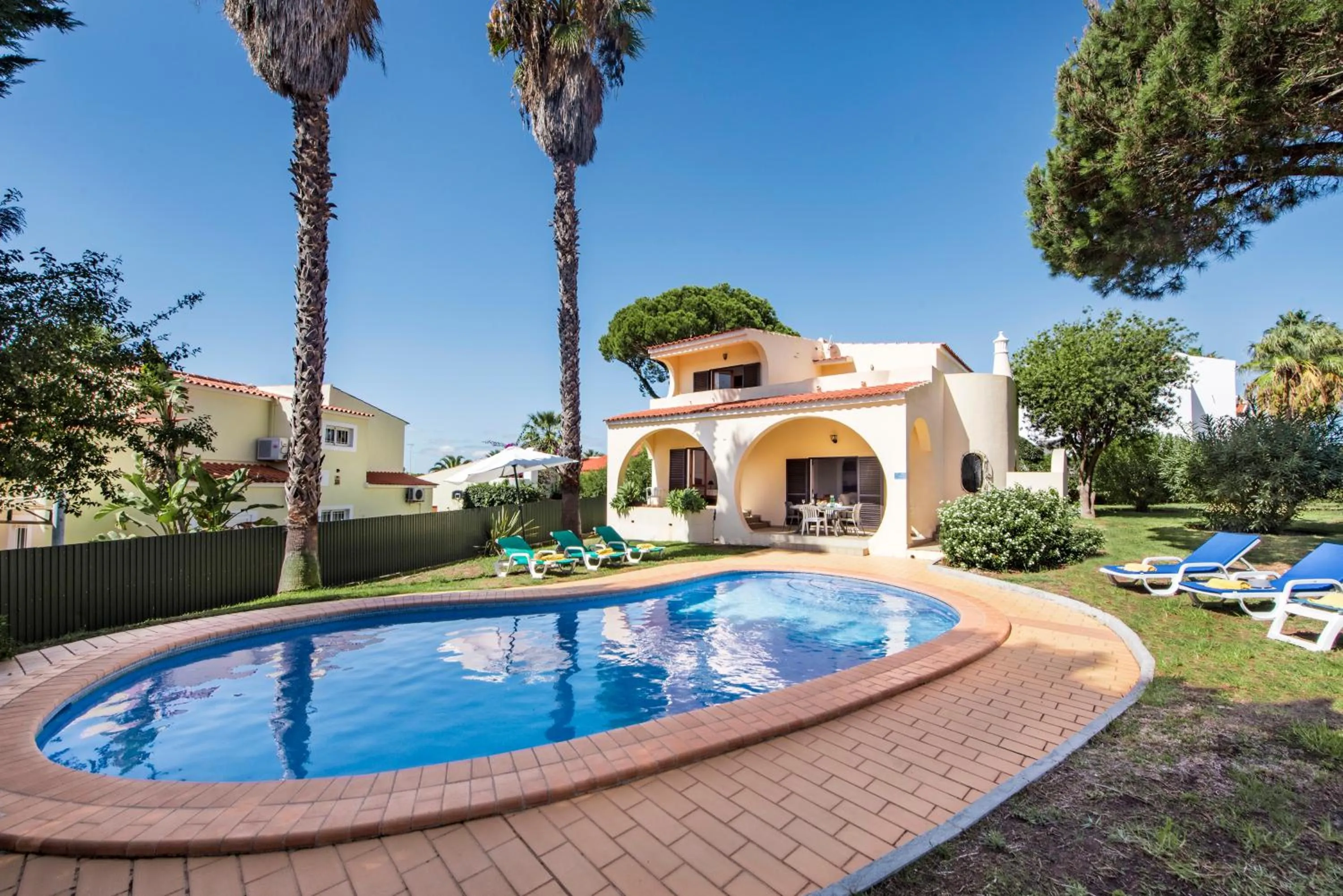 Pool view in Exclusive Retreat in Vilamoura, private pool, off-street parking, Free AC wifi