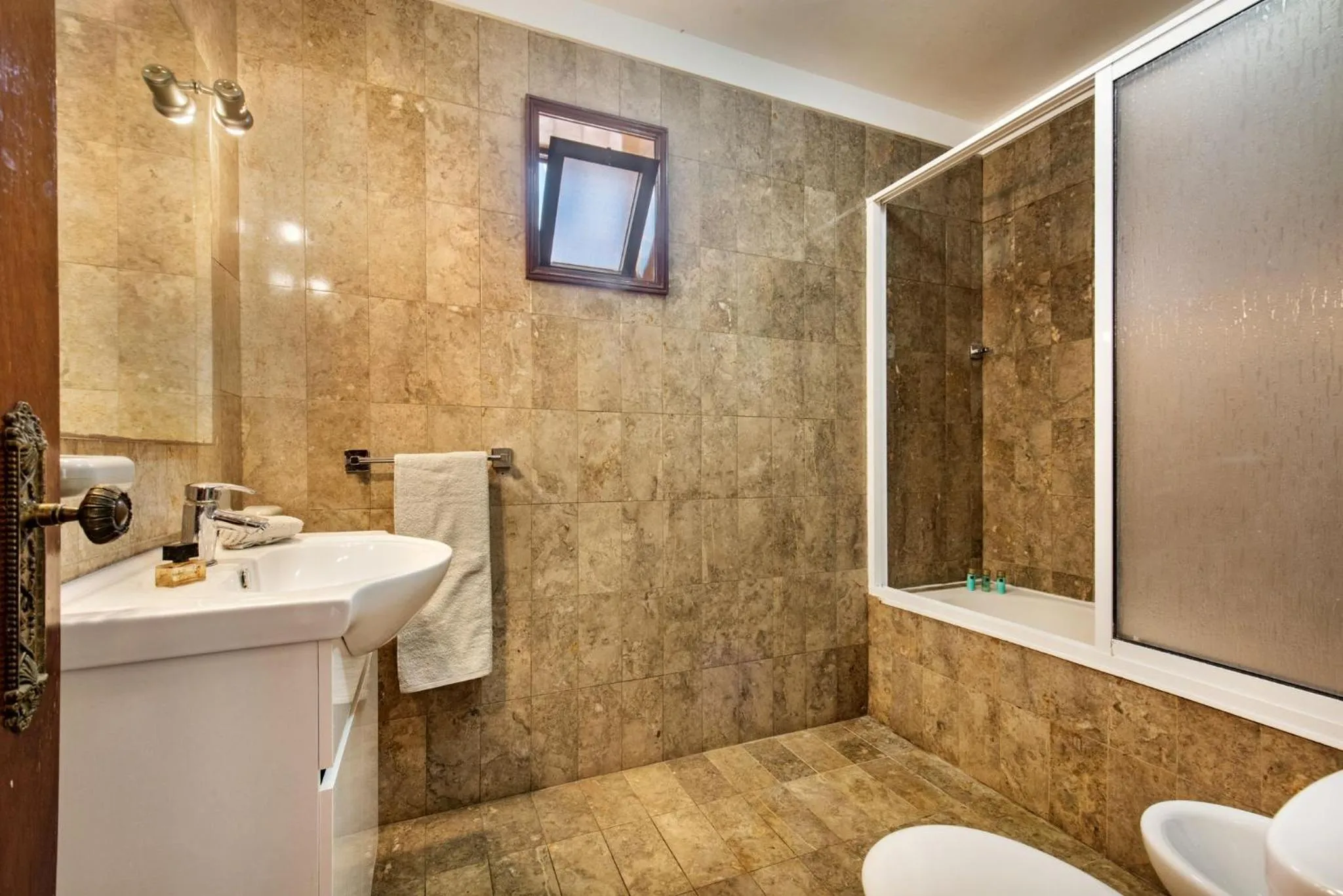 Toilet in 5 En-Suite Bedrooms, close to centre, free AC WiFi