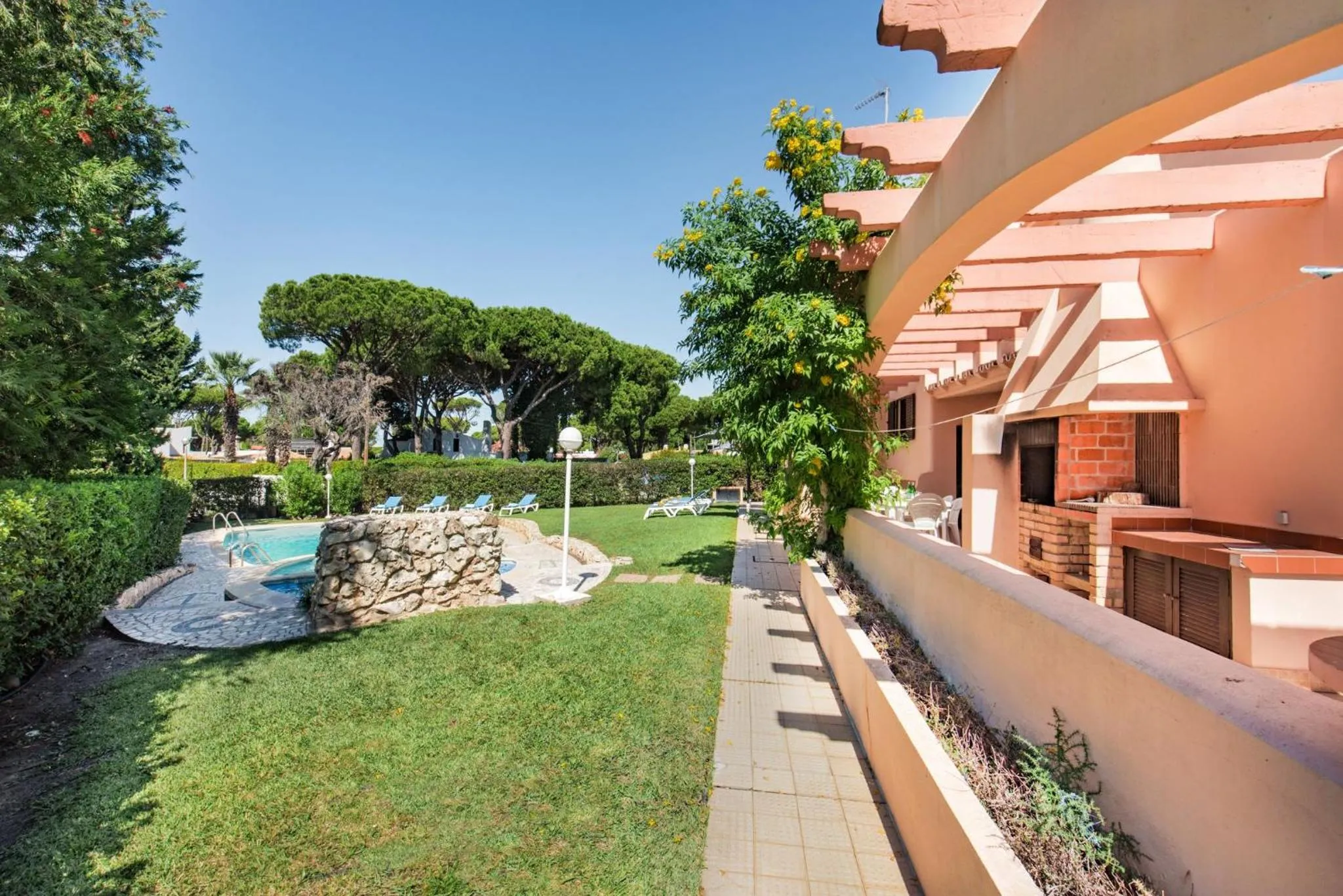 Patio in 5 En-Suite Bedrooms, close to centre, free AC WiFi