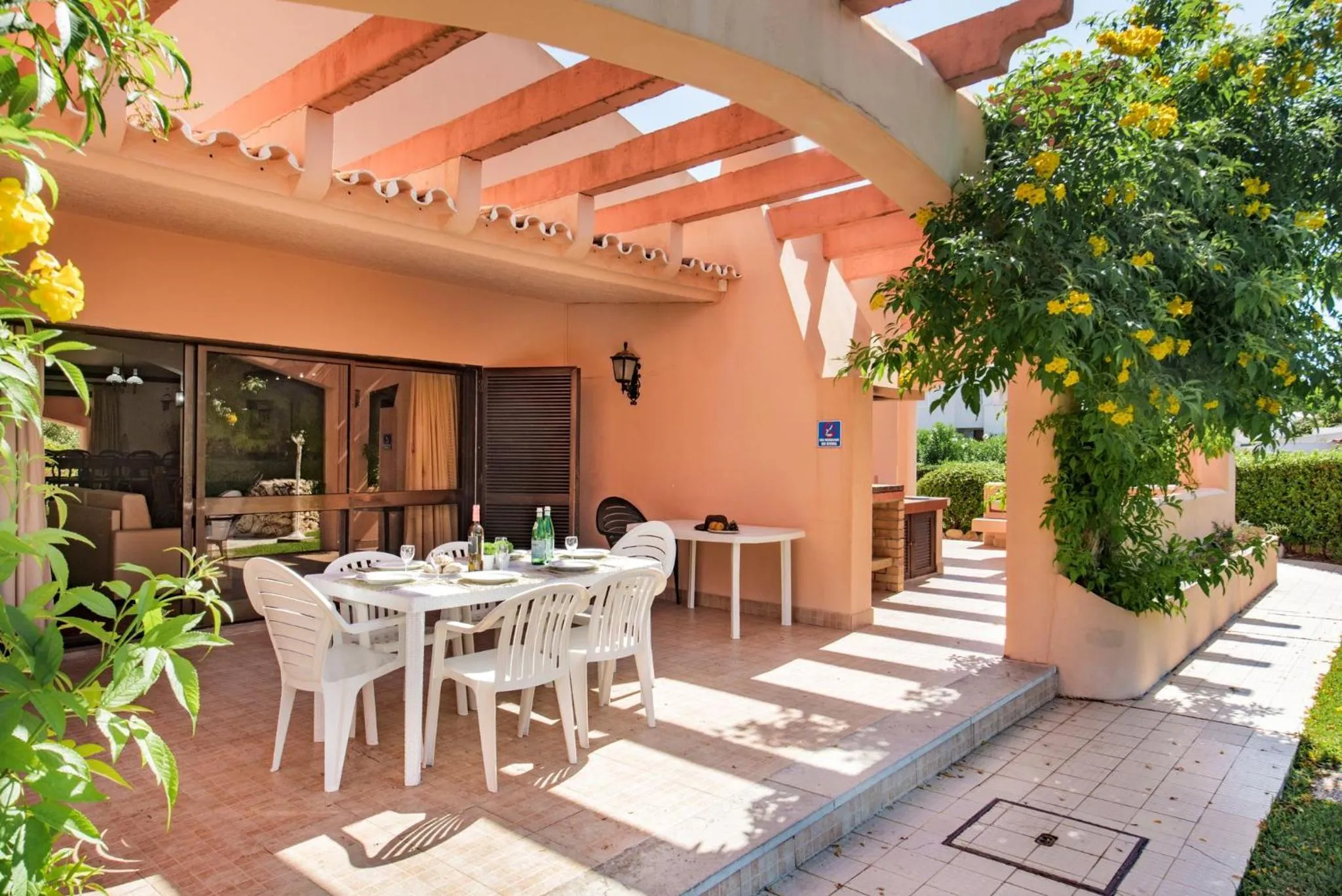 Patio in 5 En-Suite Bedrooms, close to centre, free AC WiFi