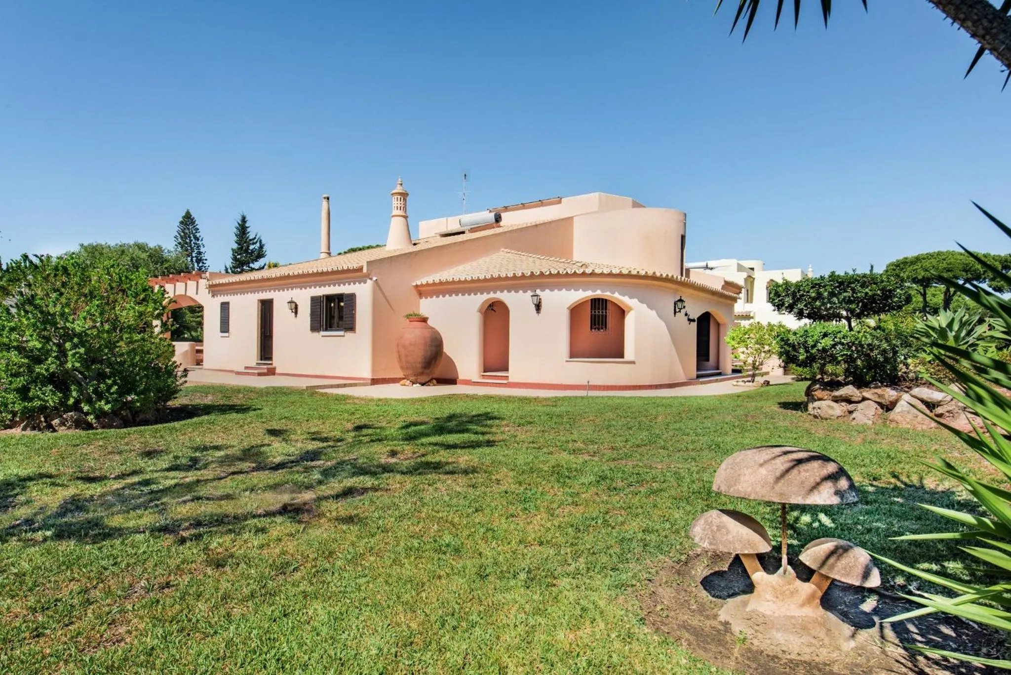 5 En-Suite Bedrooms, close to centre, free AC WiFi