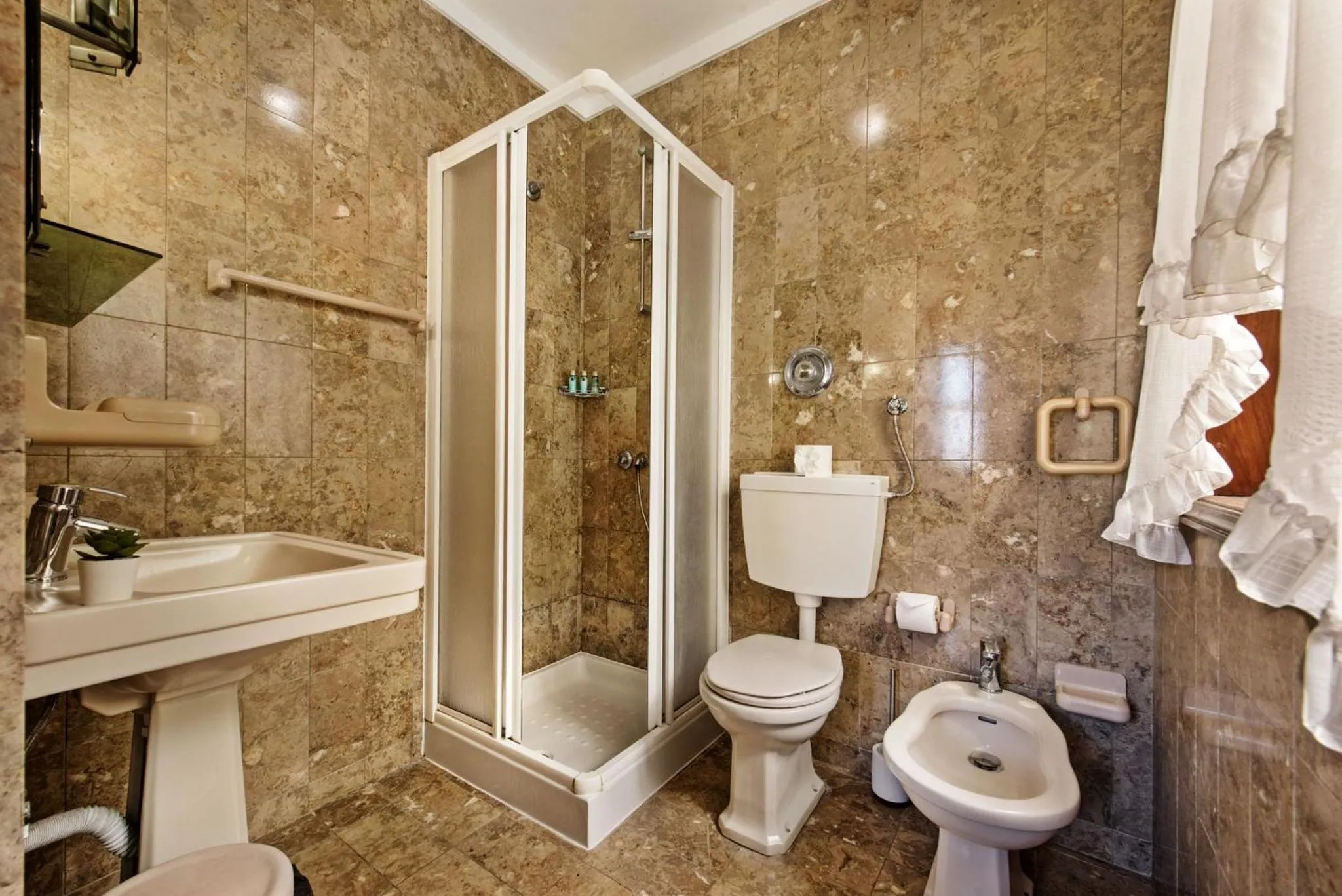 Shower in 5 En-Suite Bedrooms, close to centre, free AC WiFi