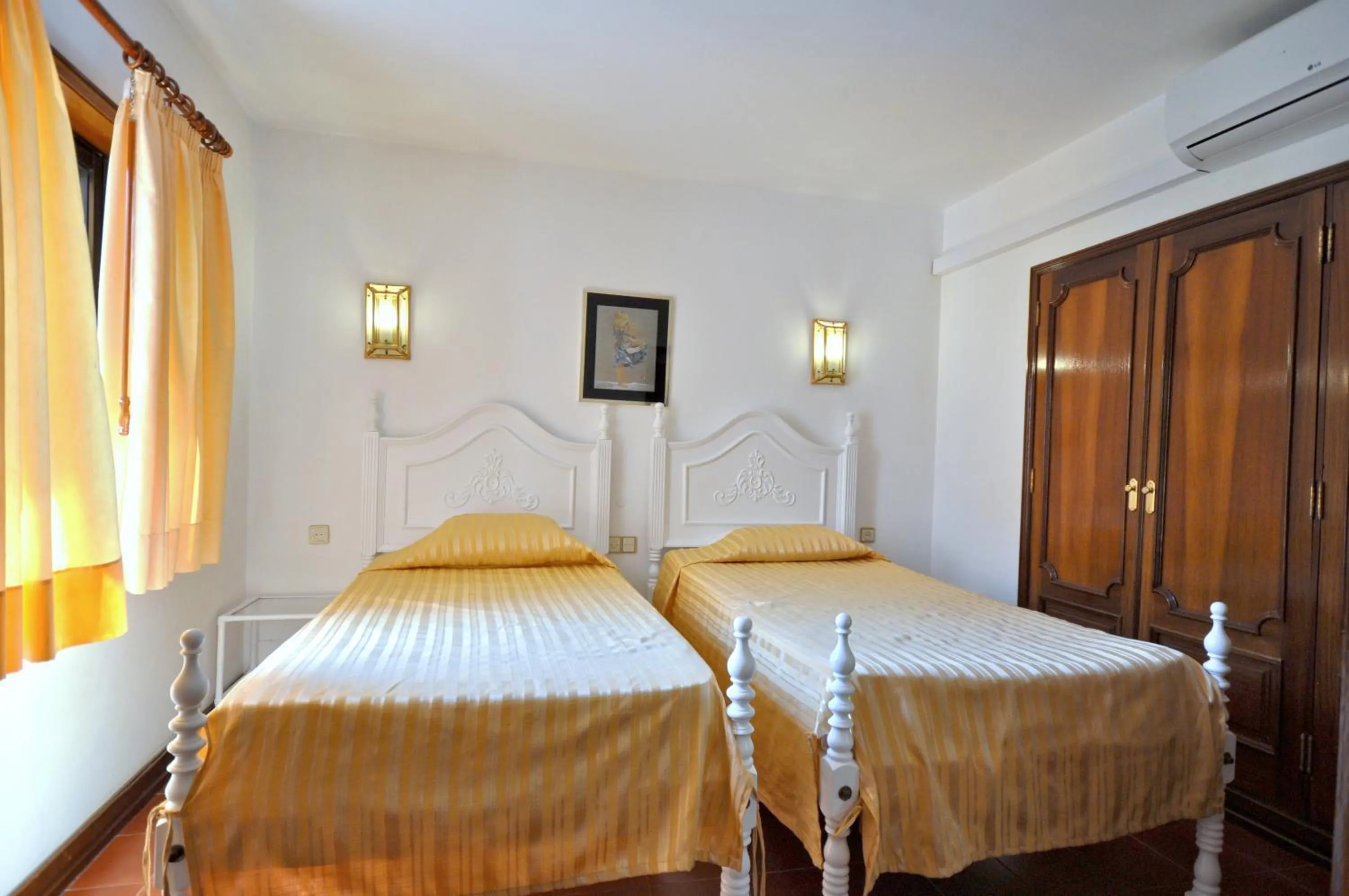 Bed in Set in good sized, mature gardens which afford a very good degree of privacy and
