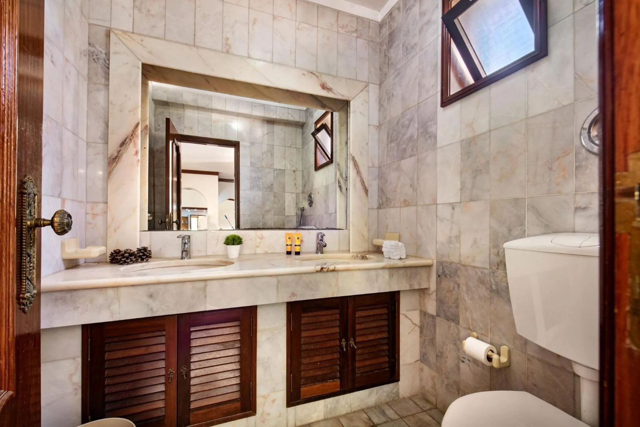 Bathroom in 5 En-Suite Bedrooms, close to centre, free AC WiFi