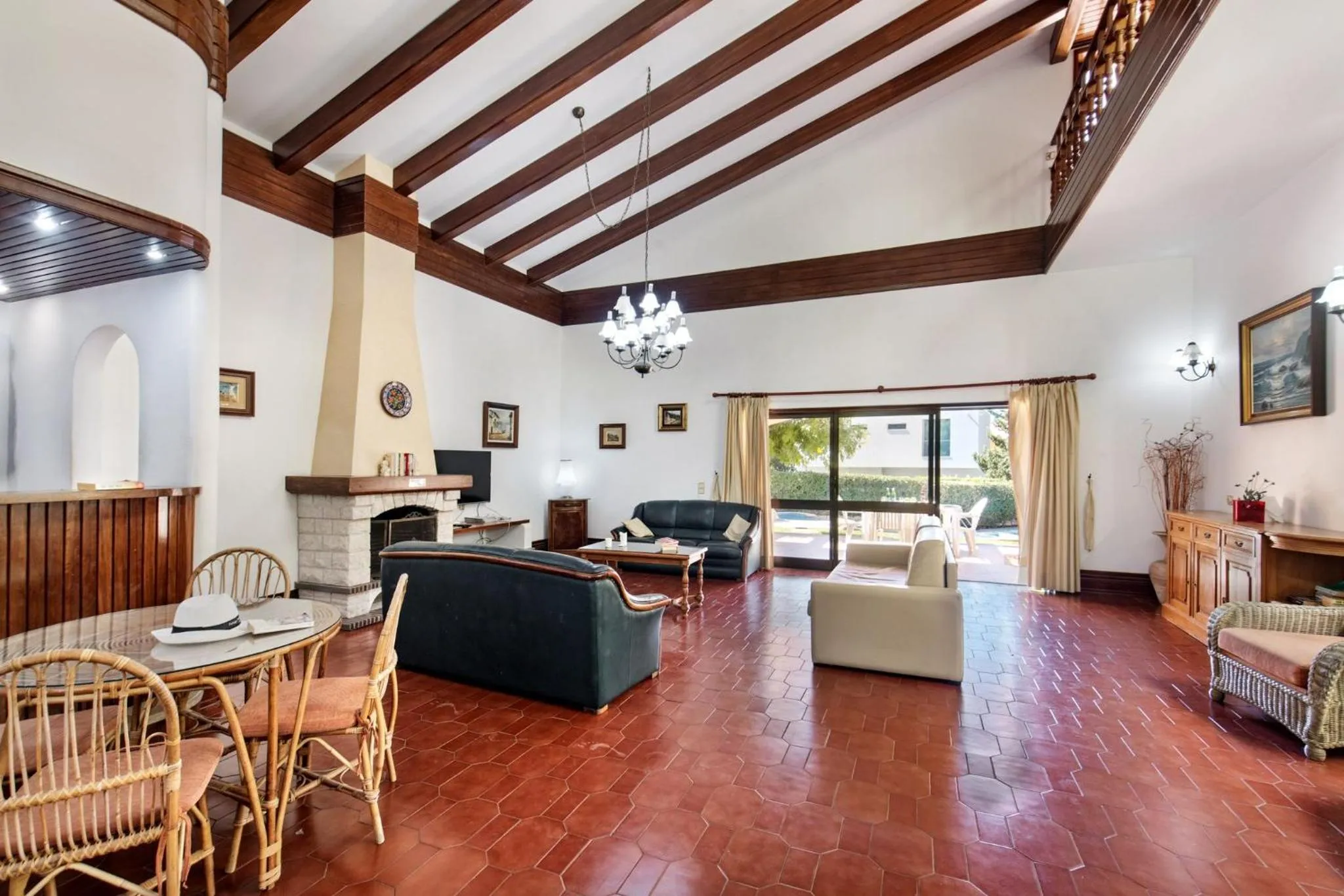 Living room in 5 En-Suite Bedrooms, close to centre, free AC WiFi