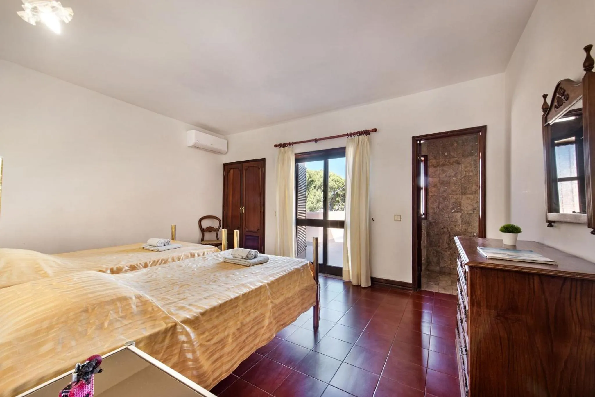 Bed in 5 En-Suite Bedrooms, close to centre, free AC WiFi