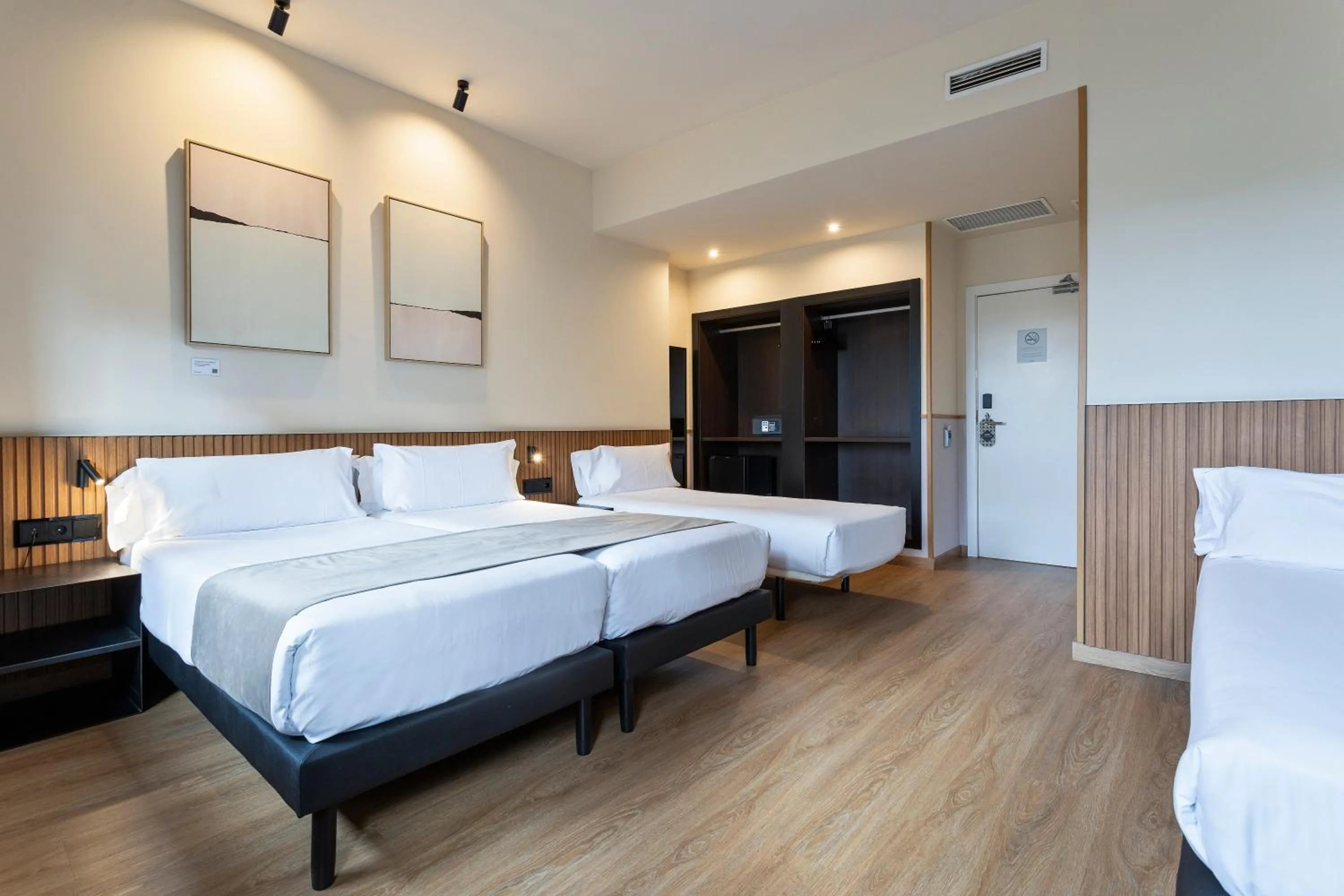 Bedroom, Bed in Hotel Acta Madfor