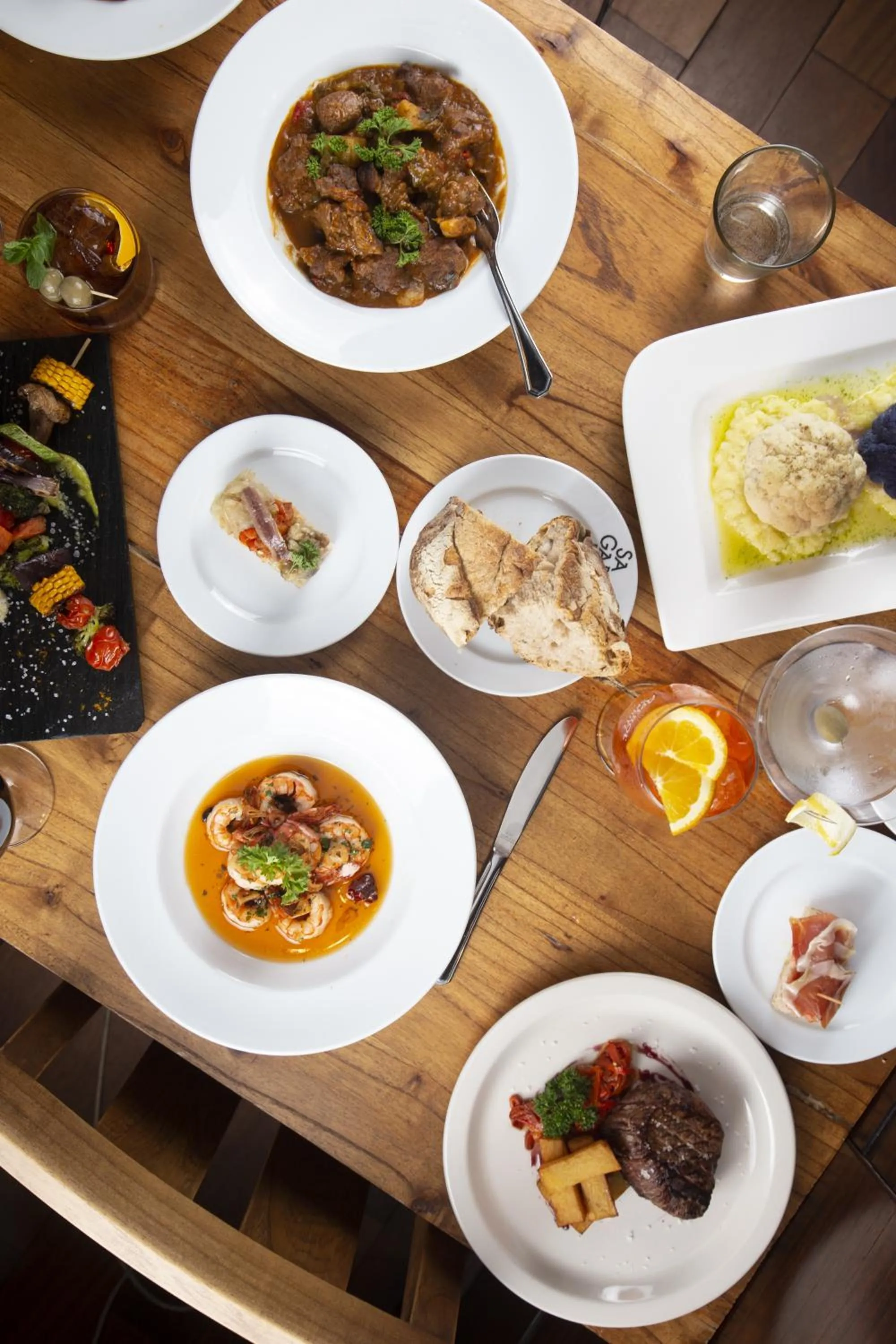 Food and drinks in Loft Osteria by Sagardi