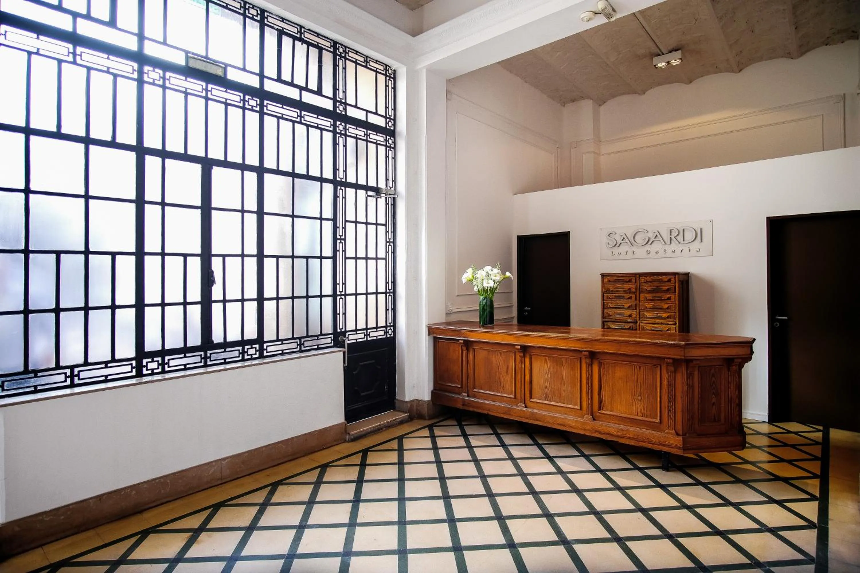 Communal lounge/ TV room in Loft Osteria by Sagardi