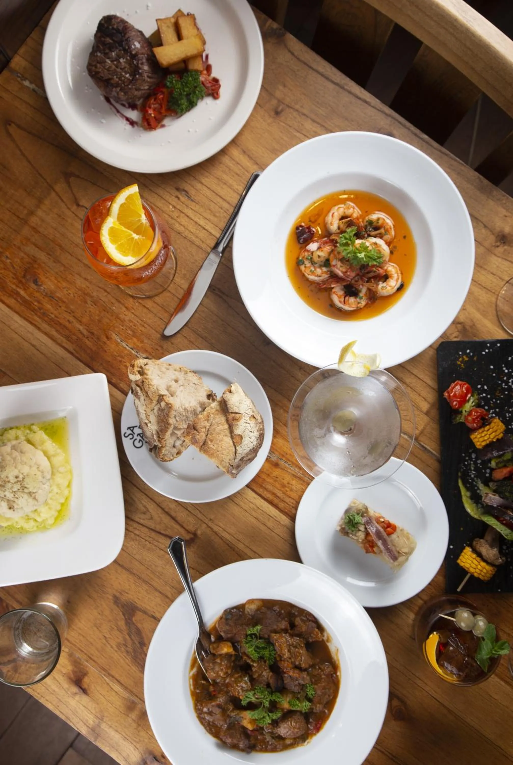 Food and drinks in Loft Osteria by Sagardi