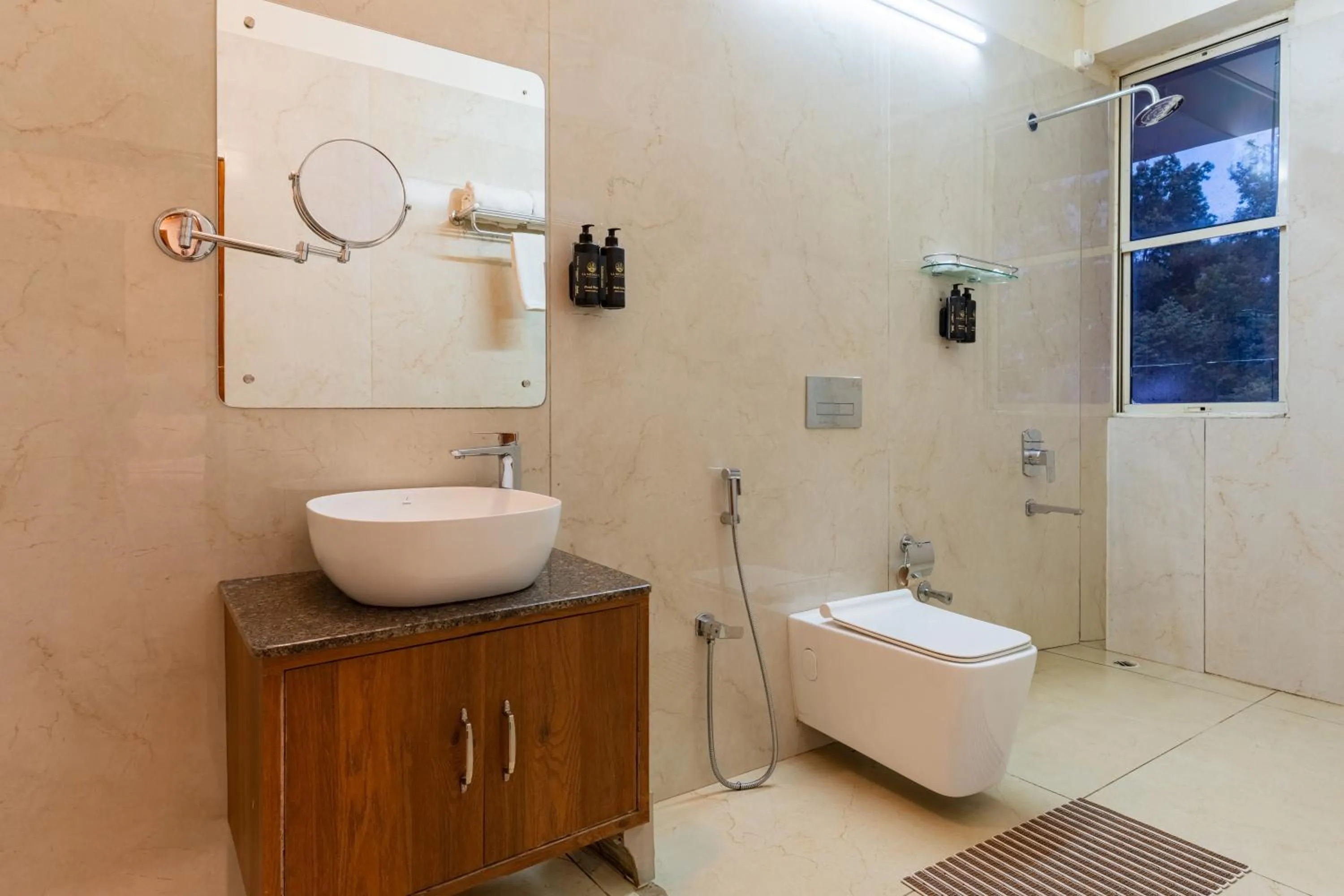 Shower in La Nicholas Lake View by Summit Hotels