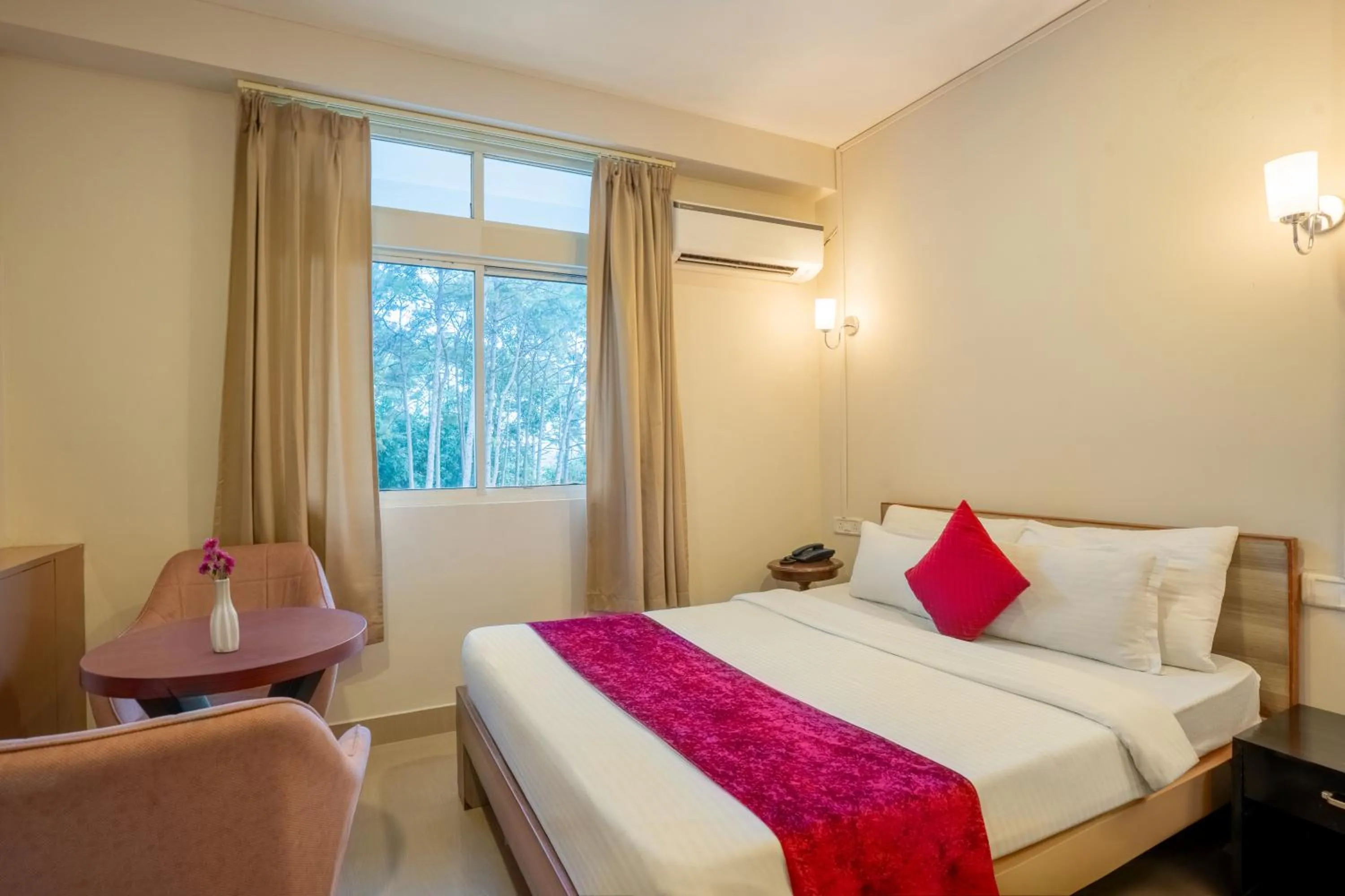 Bed in La Nicholas Lake View by Summit Hotels