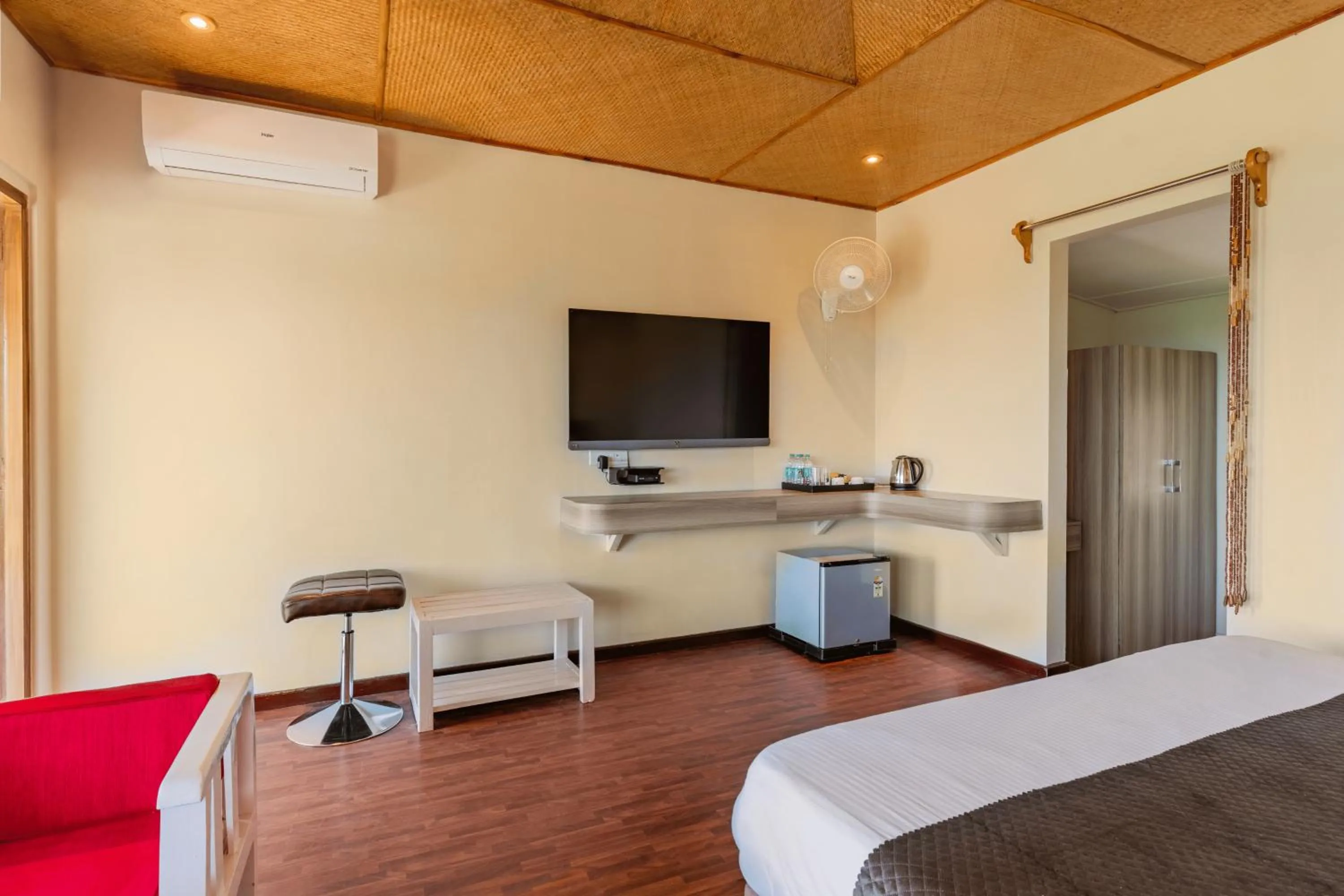 Bed in La Nicholas Lake View by Summit Hotels