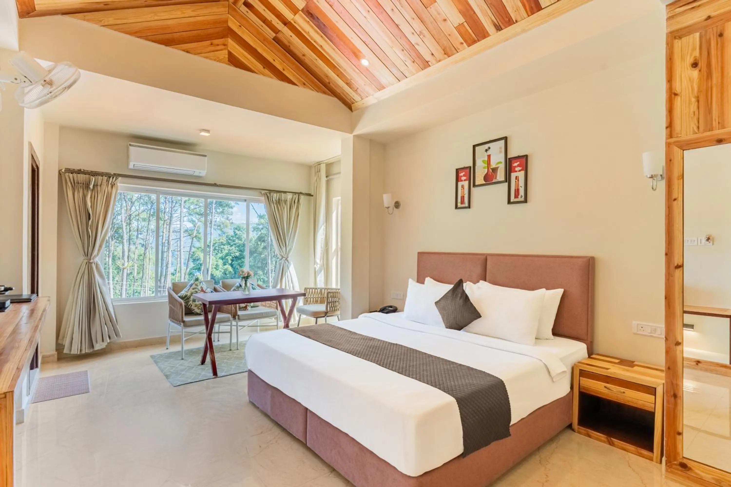 Bed in La Nicholas Lake View by Summit Hotels