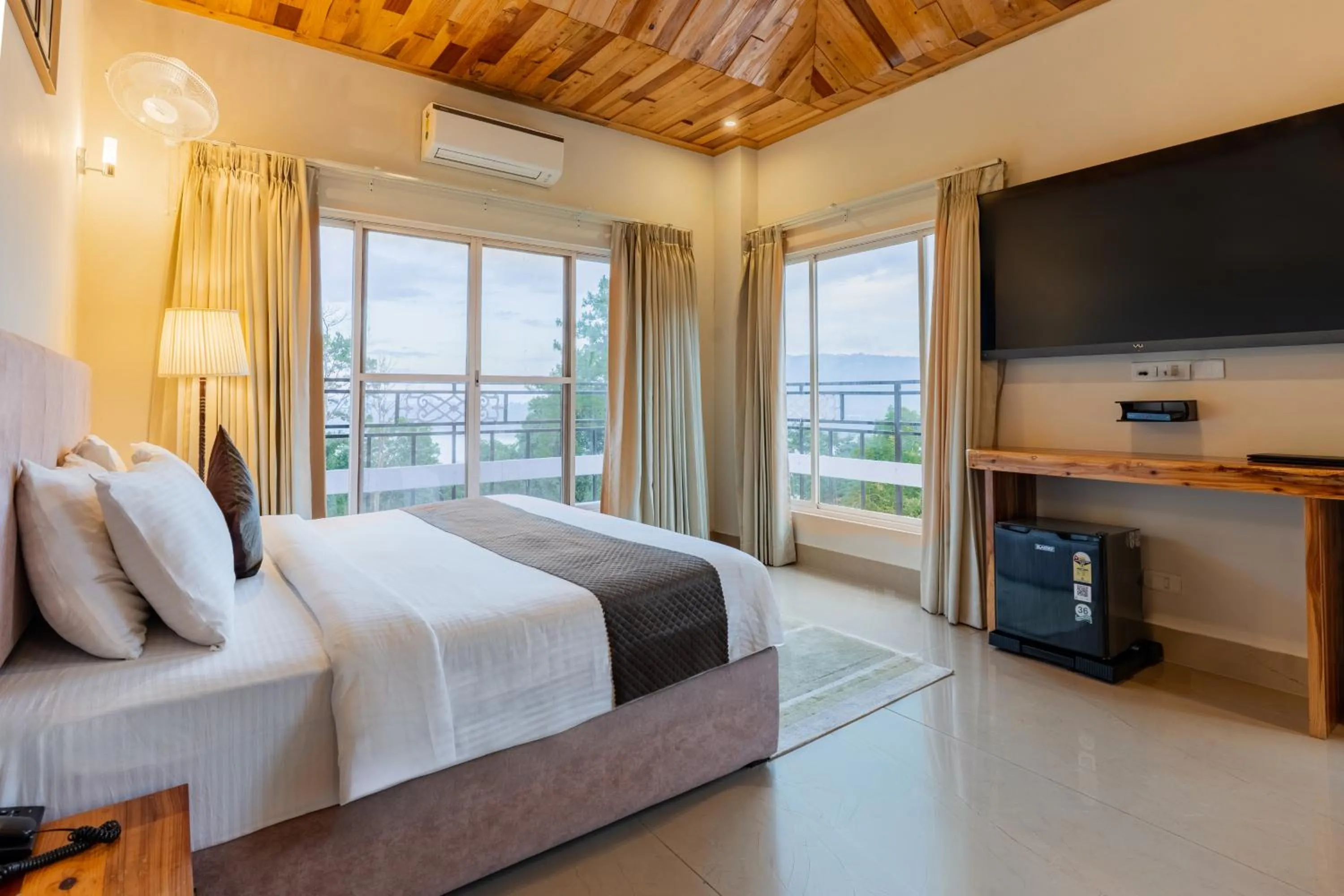 Bed in La Nicholas Lake View by Summit Hotels