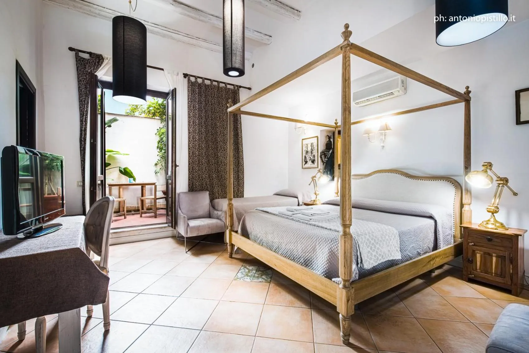 hair dresser, Bed in Porta di Castro Hotel & Pool