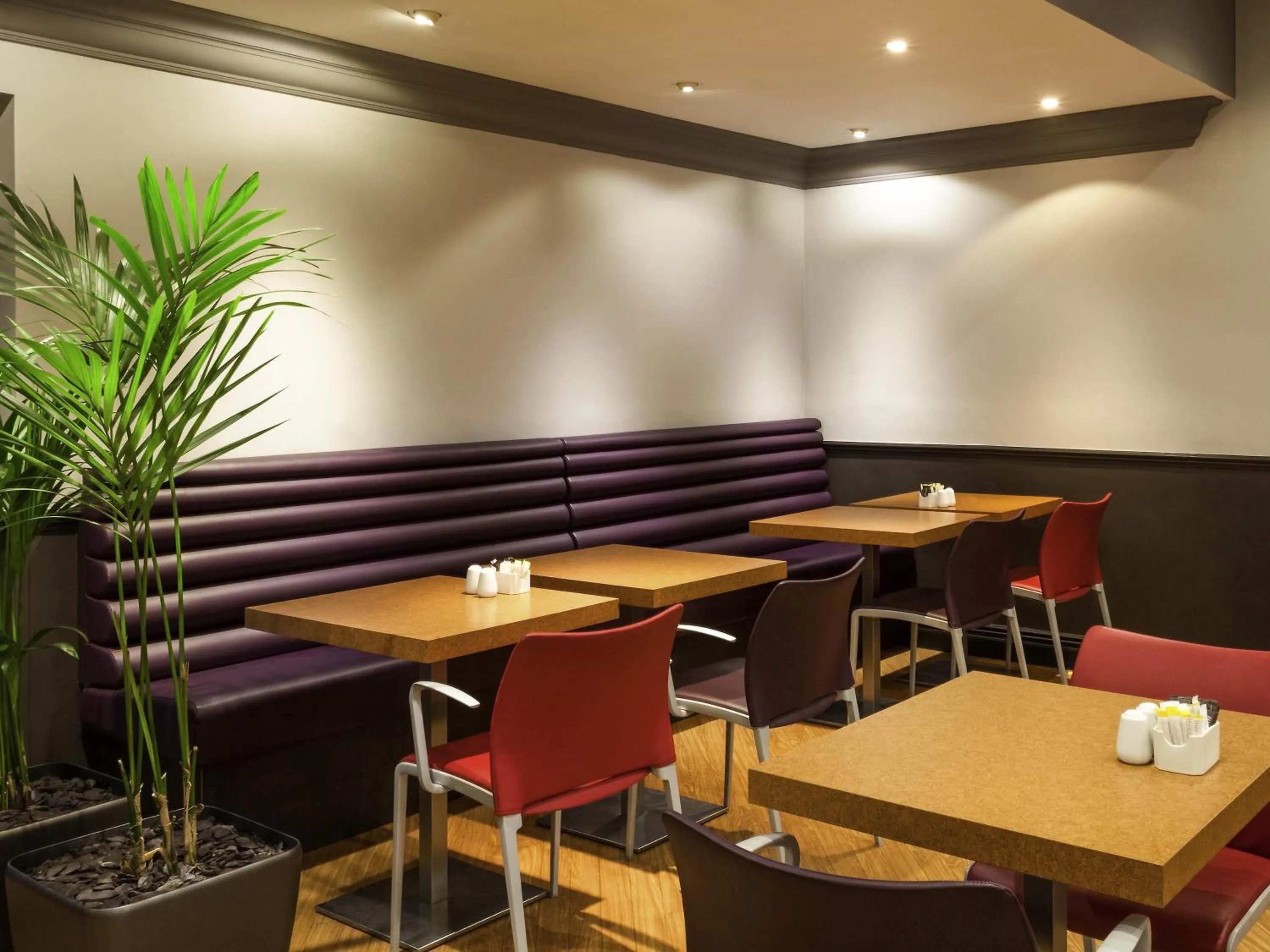 Restaurant/places to eat in ibis Hotel Northampton Centre