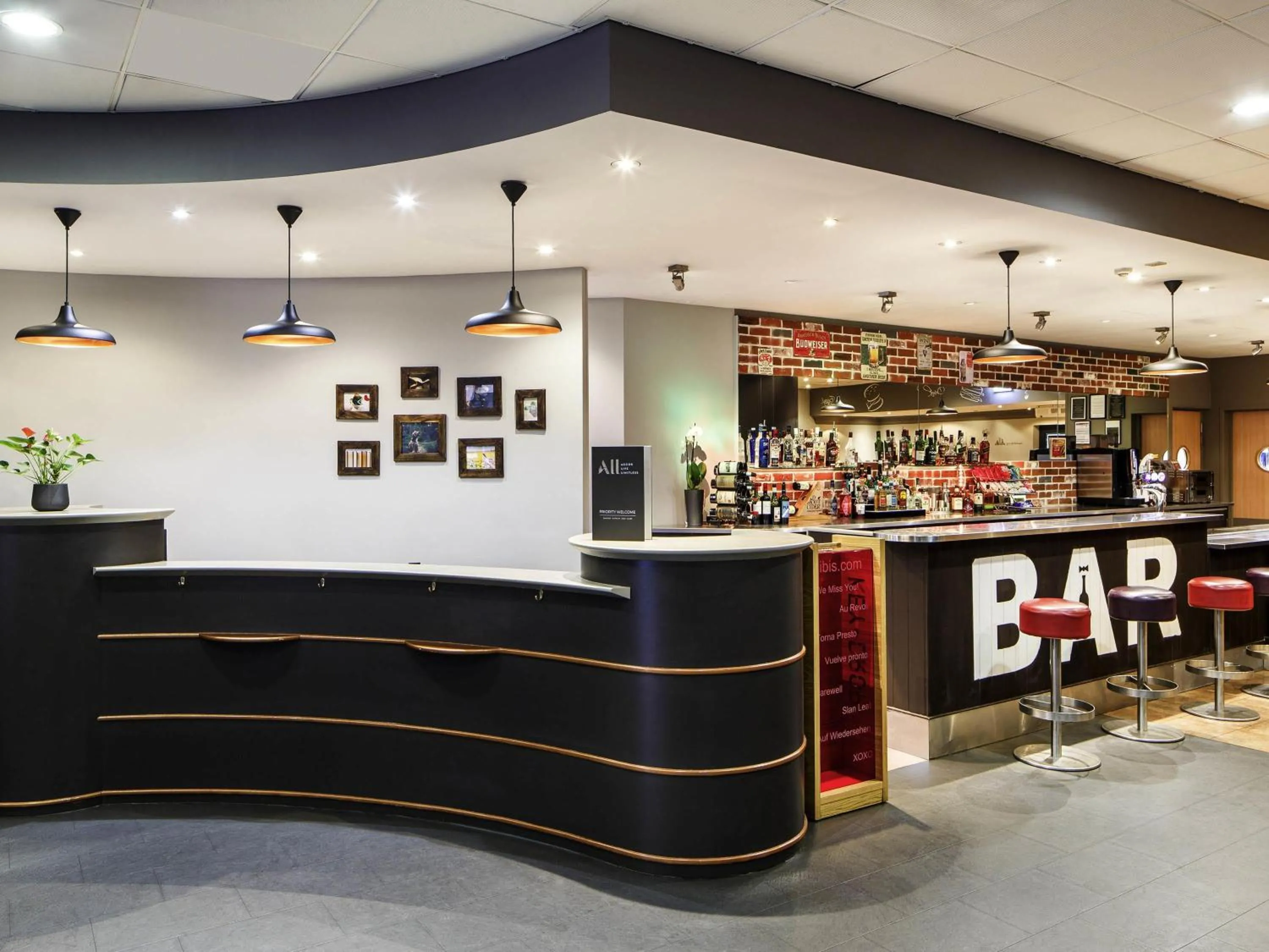 Lounge or bar in ibis Hotel Northampton Centre
