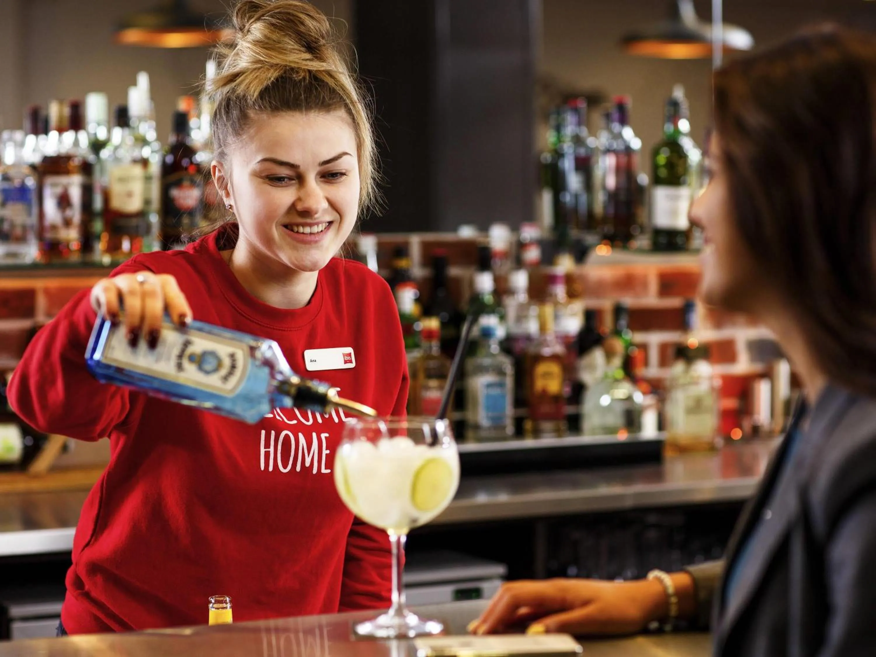 Lounge or bar in ibis Hotel Northampton Centre