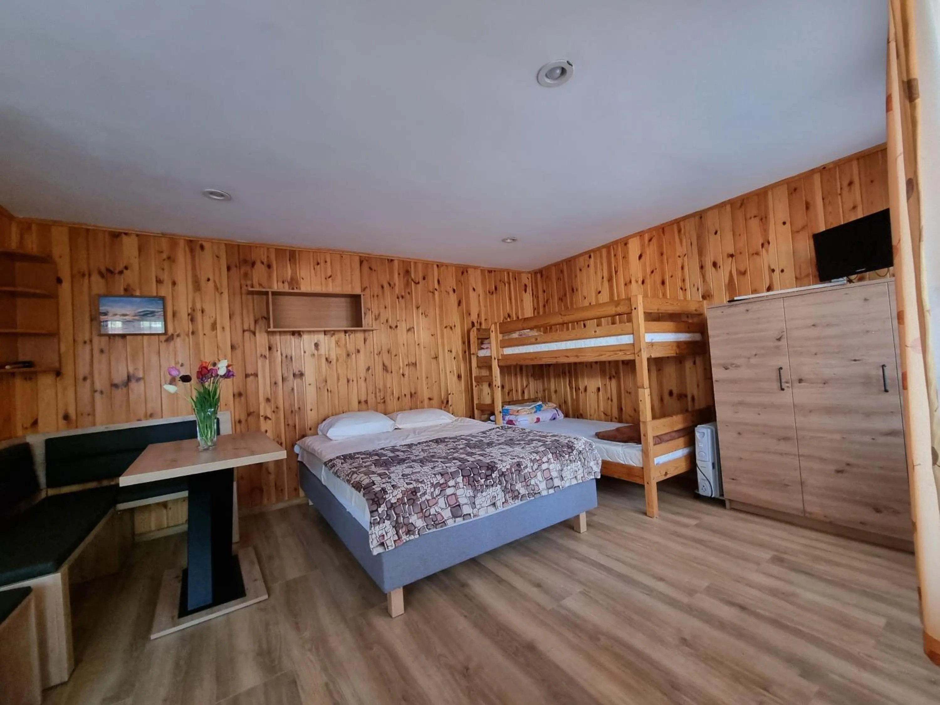 Photo of the whole room, Bed in OW Gabi