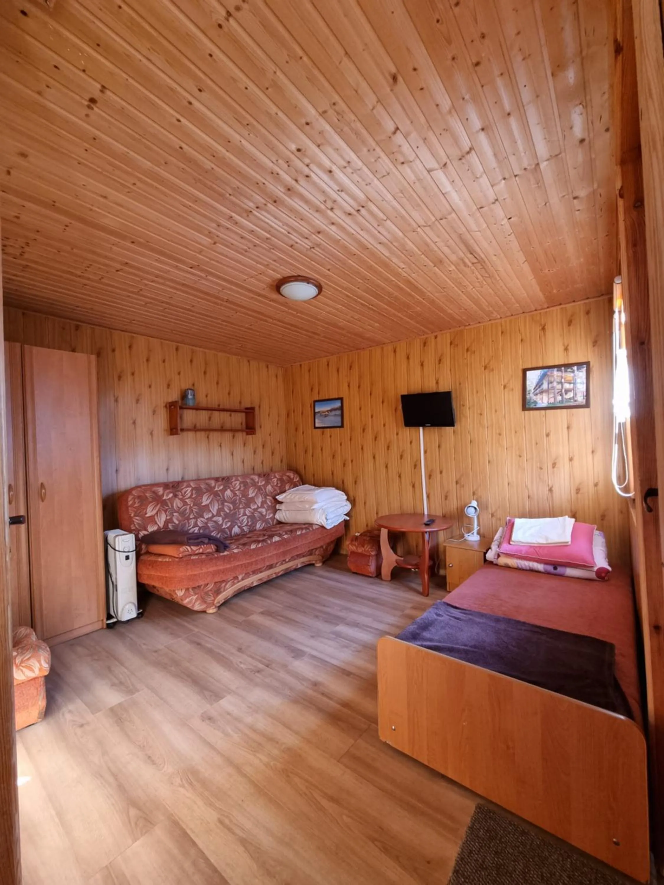 Photo of the whole room, Bed in OW Gabi