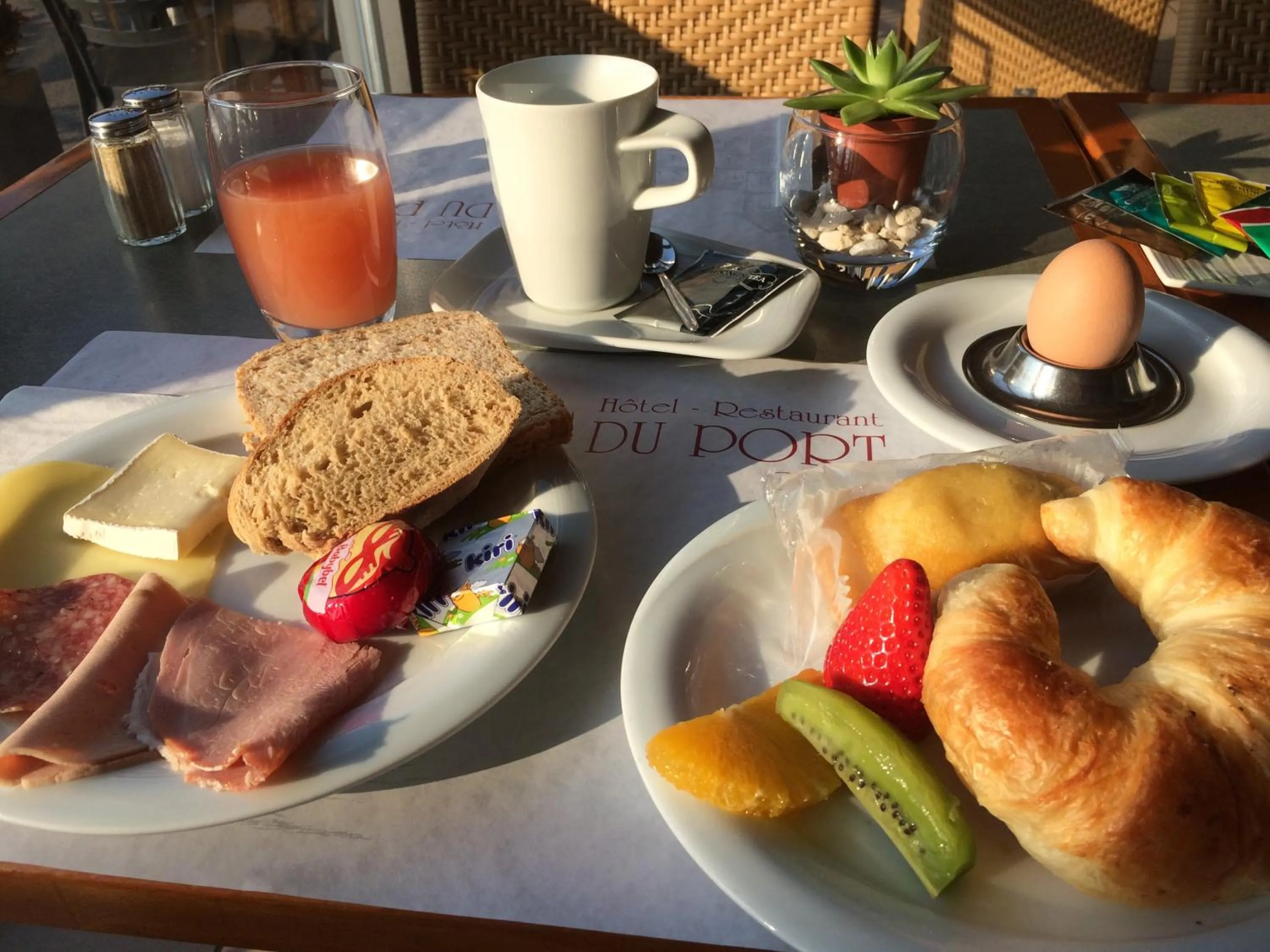 Breakfast in Hôtel du Port
