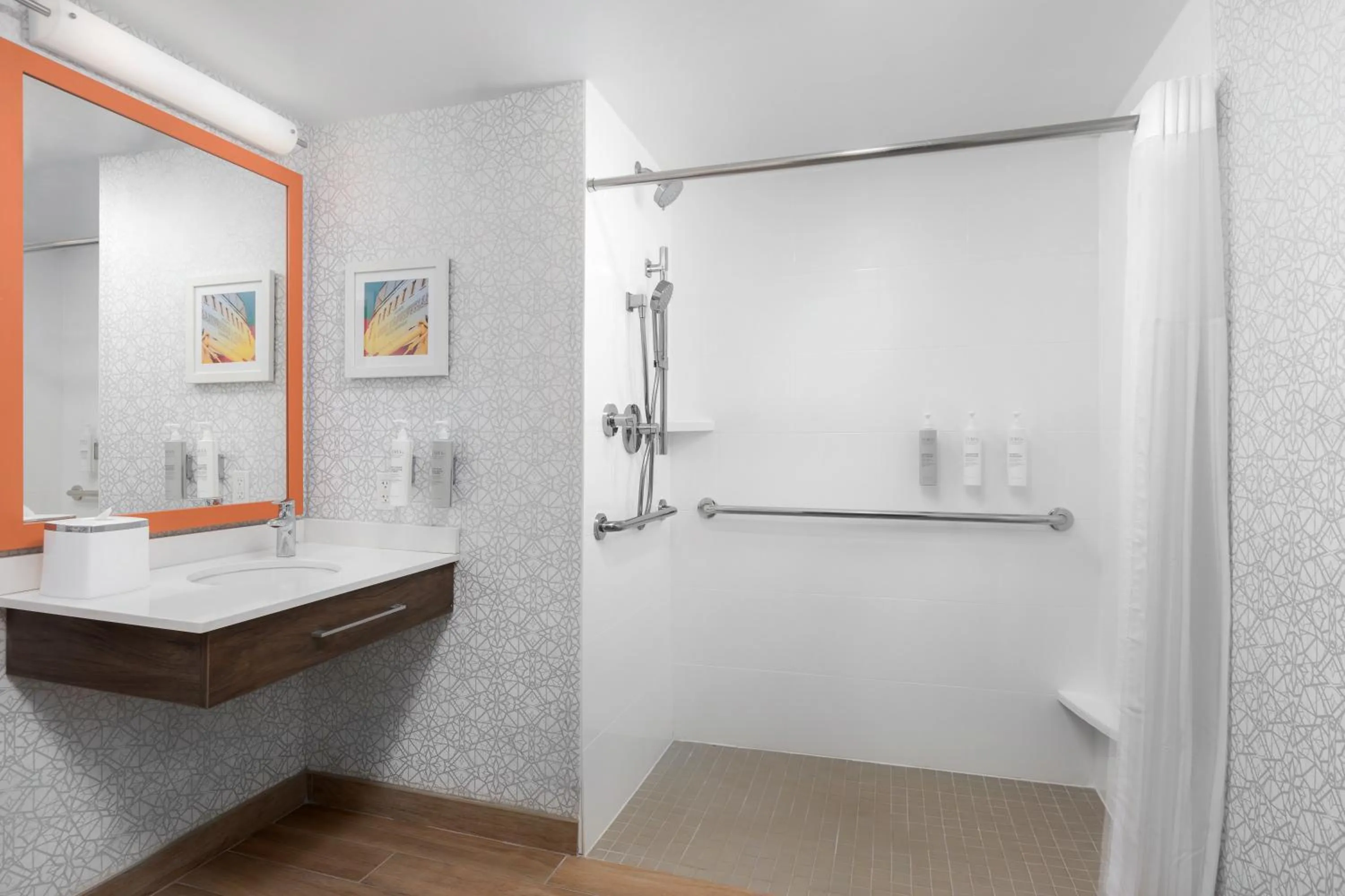 Bathroom in Hampton Inn Louisville Airport Fair/Expo Center