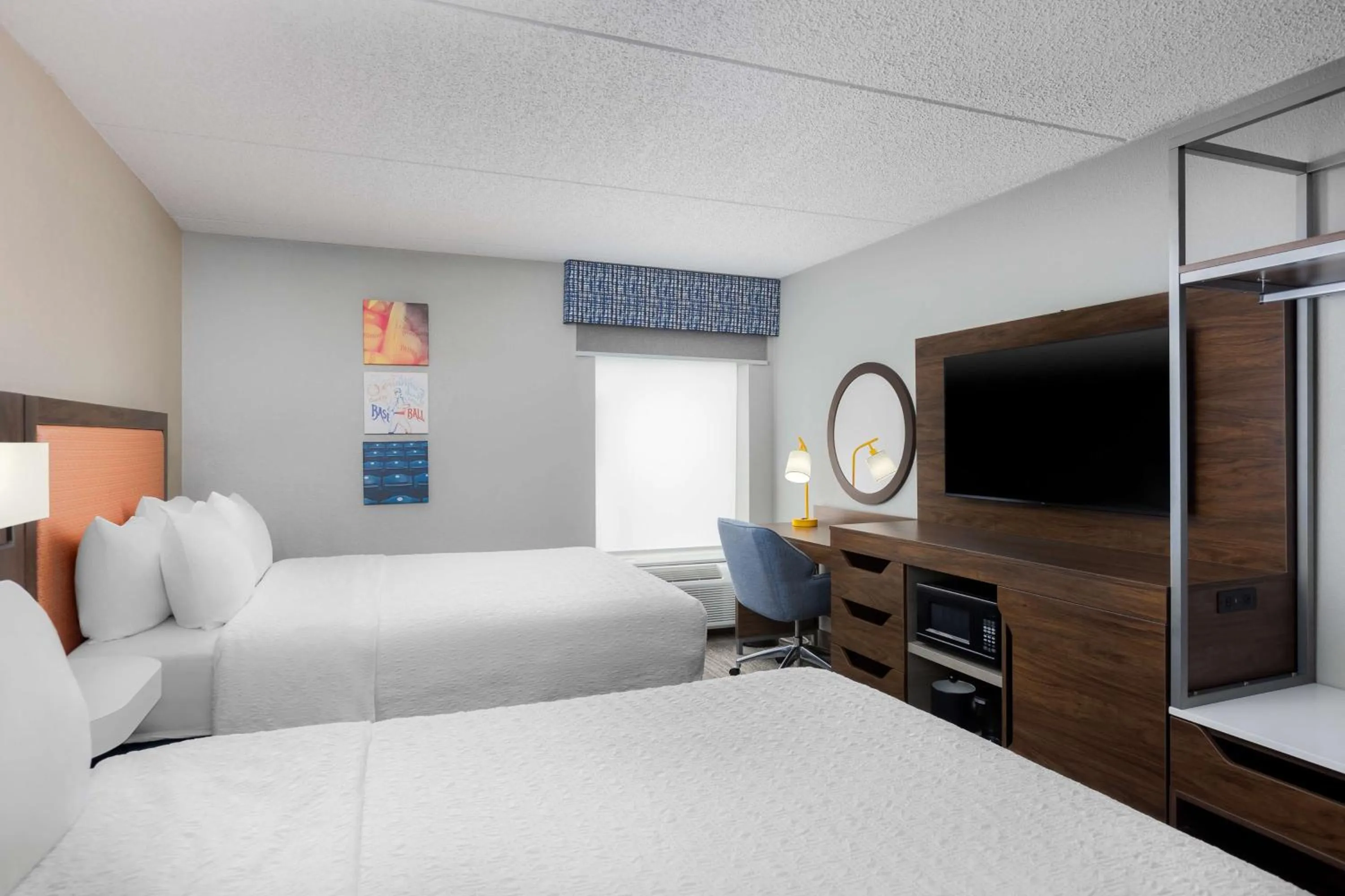 Bedroom, Bed in Hampton Inn Louisville Airport Fair/Expo Center