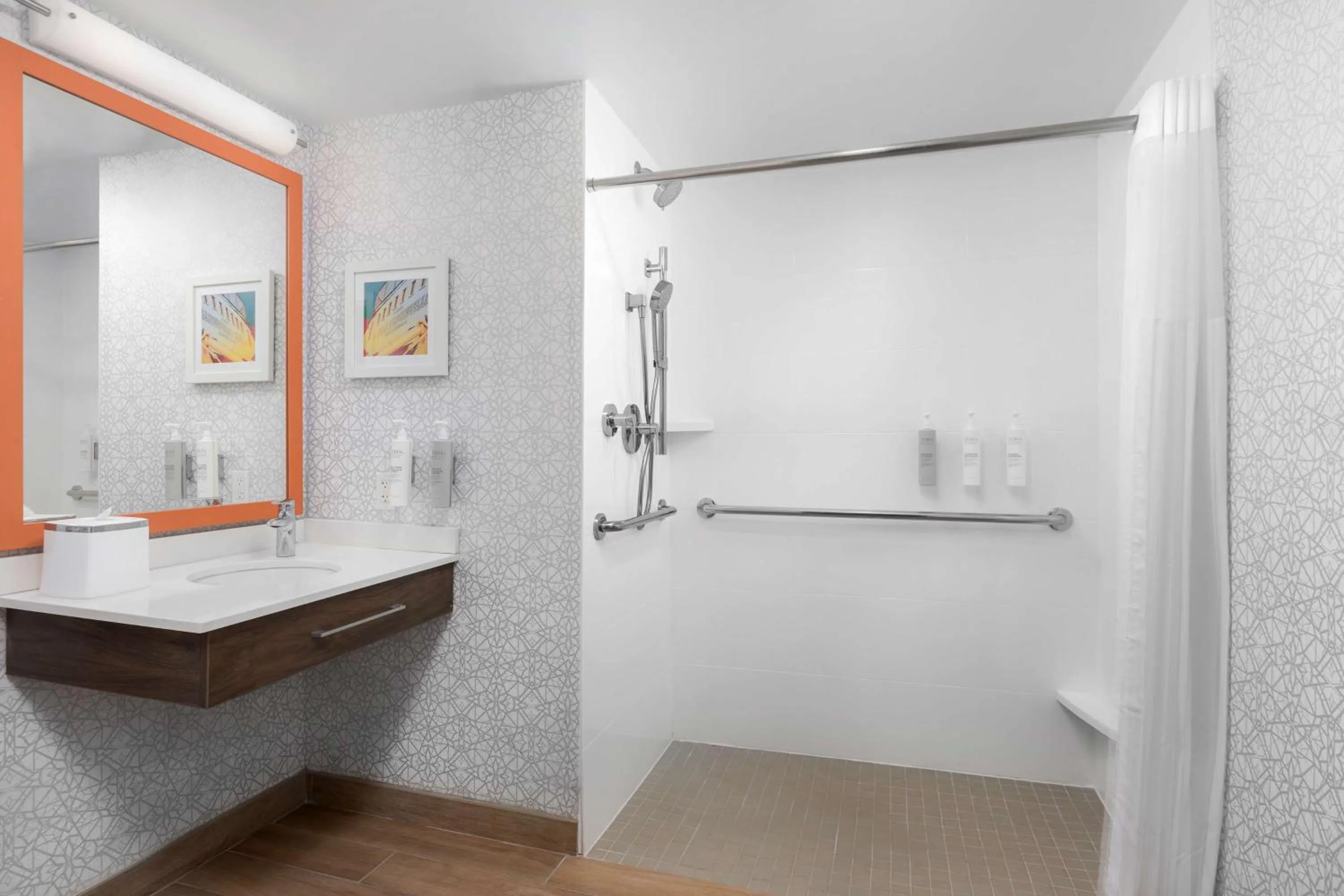 Bathroom in Hampton Inn Louisville Airport Fair/Expo Center