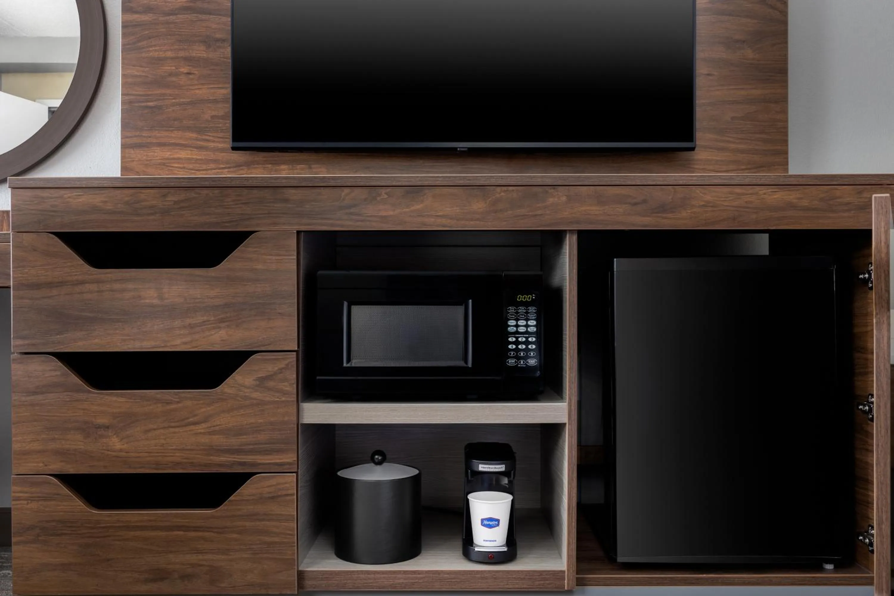 TV and multimedia in Hampton Inn Louisville Airport Fair/Expo Center