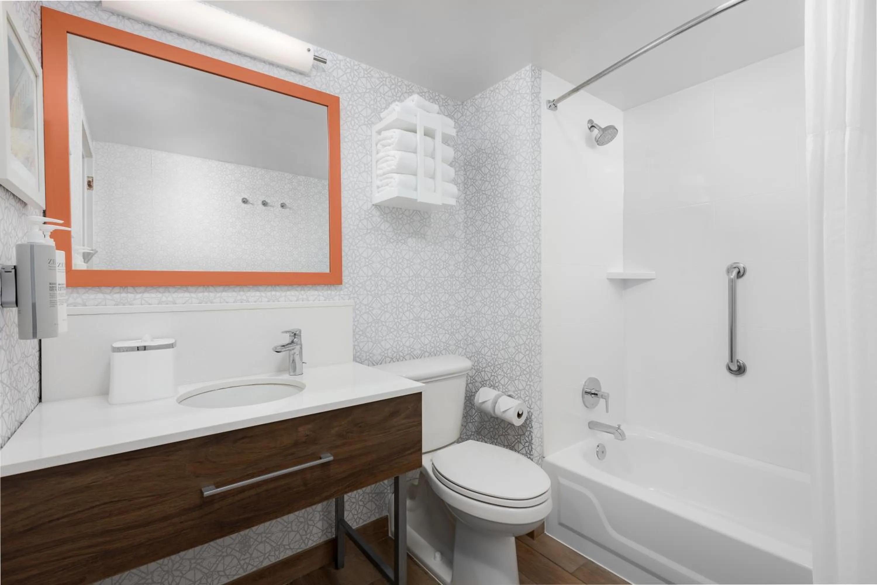 Bathroom in Hampton Inn Louisville Airport Fair/Expo Center