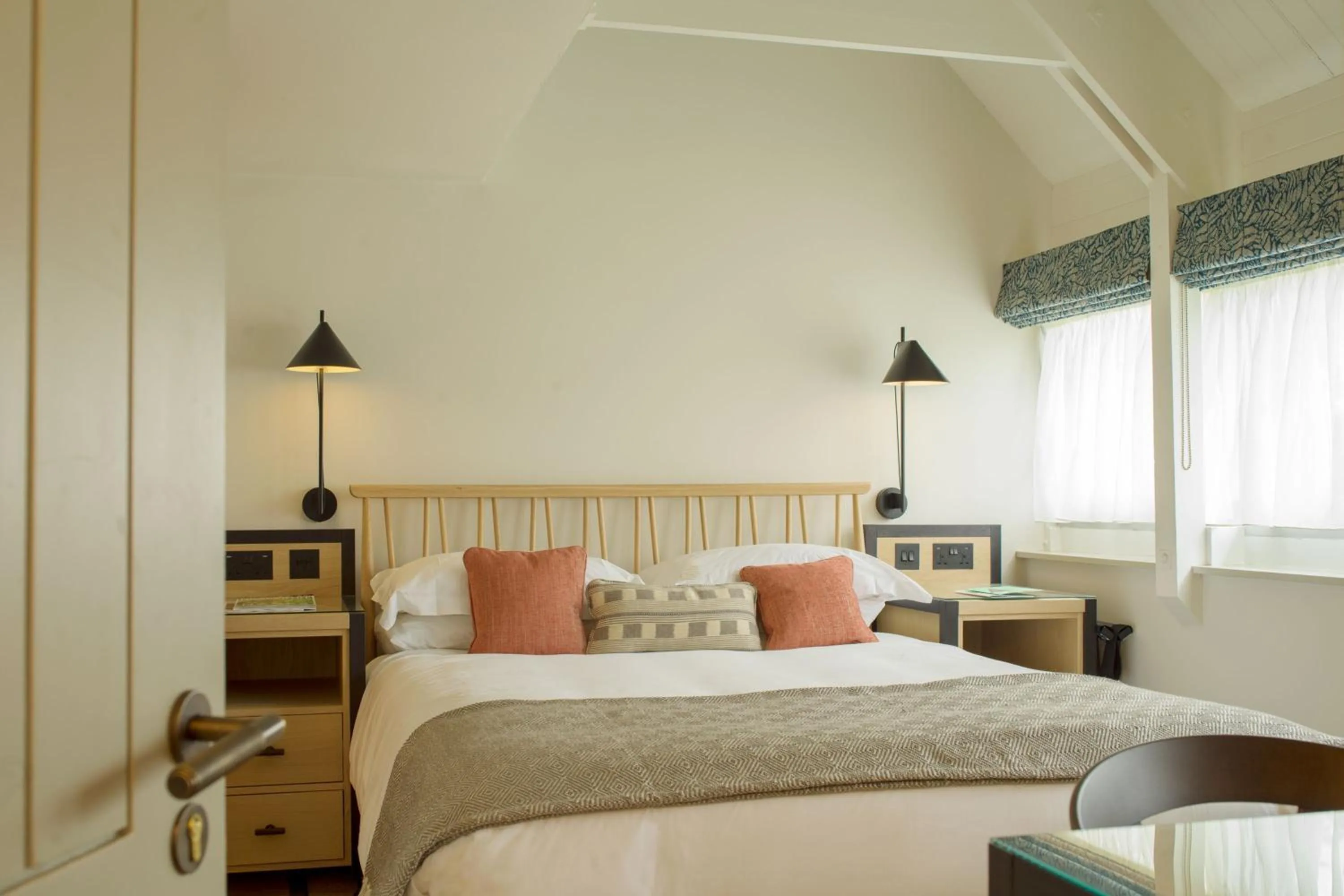 Photo of the whole room, Bed in Old Swan & Minster Mill