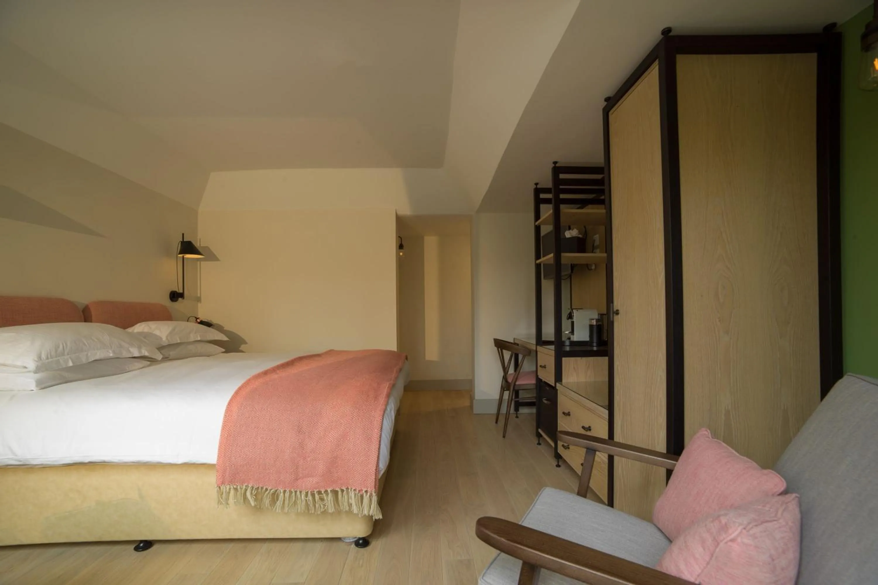 Photo of the whole room, Bed in Old Swan & Minster Mill