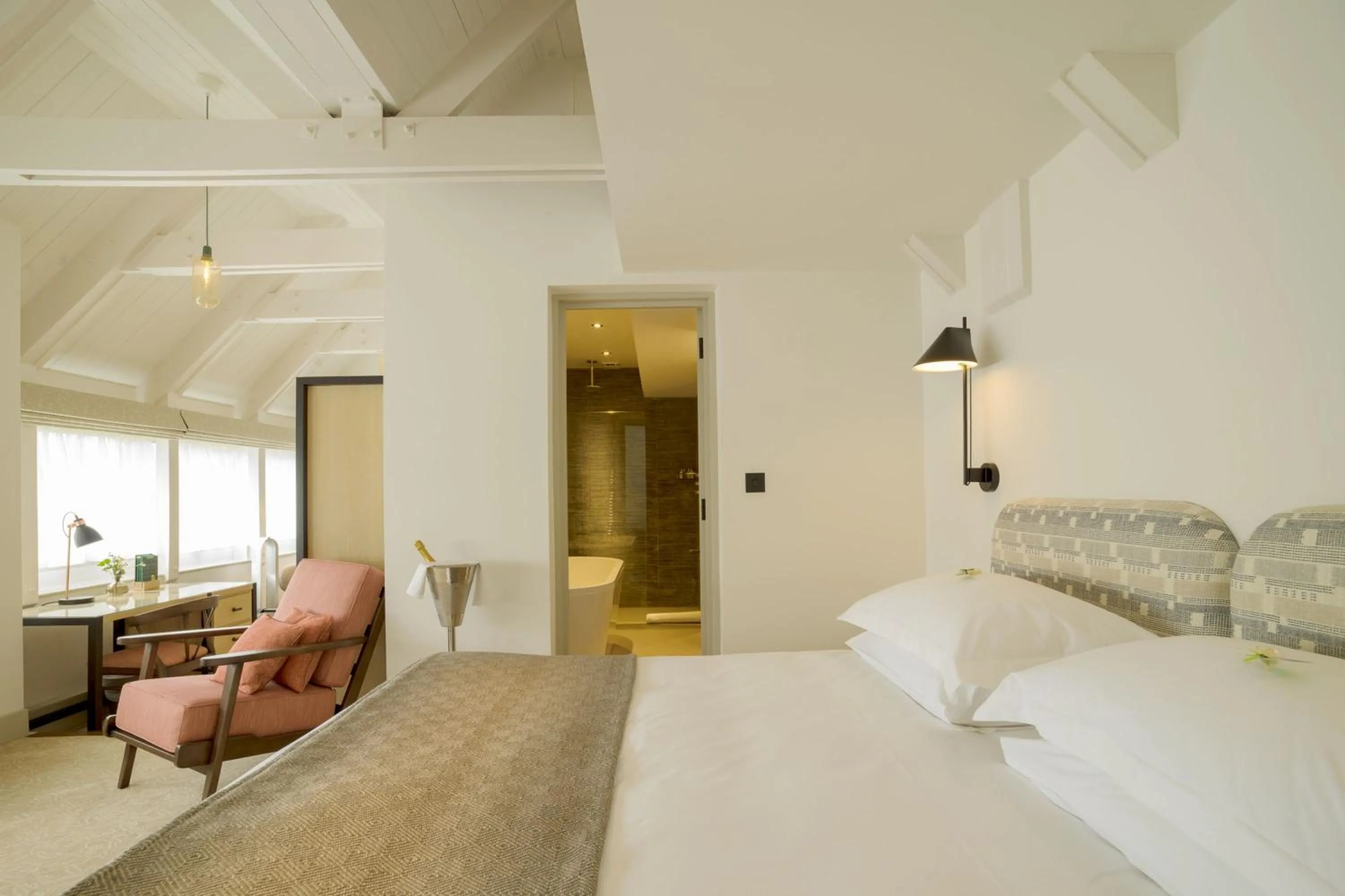 Photo of the whole room, Bed in Old Swan & Minster Mill