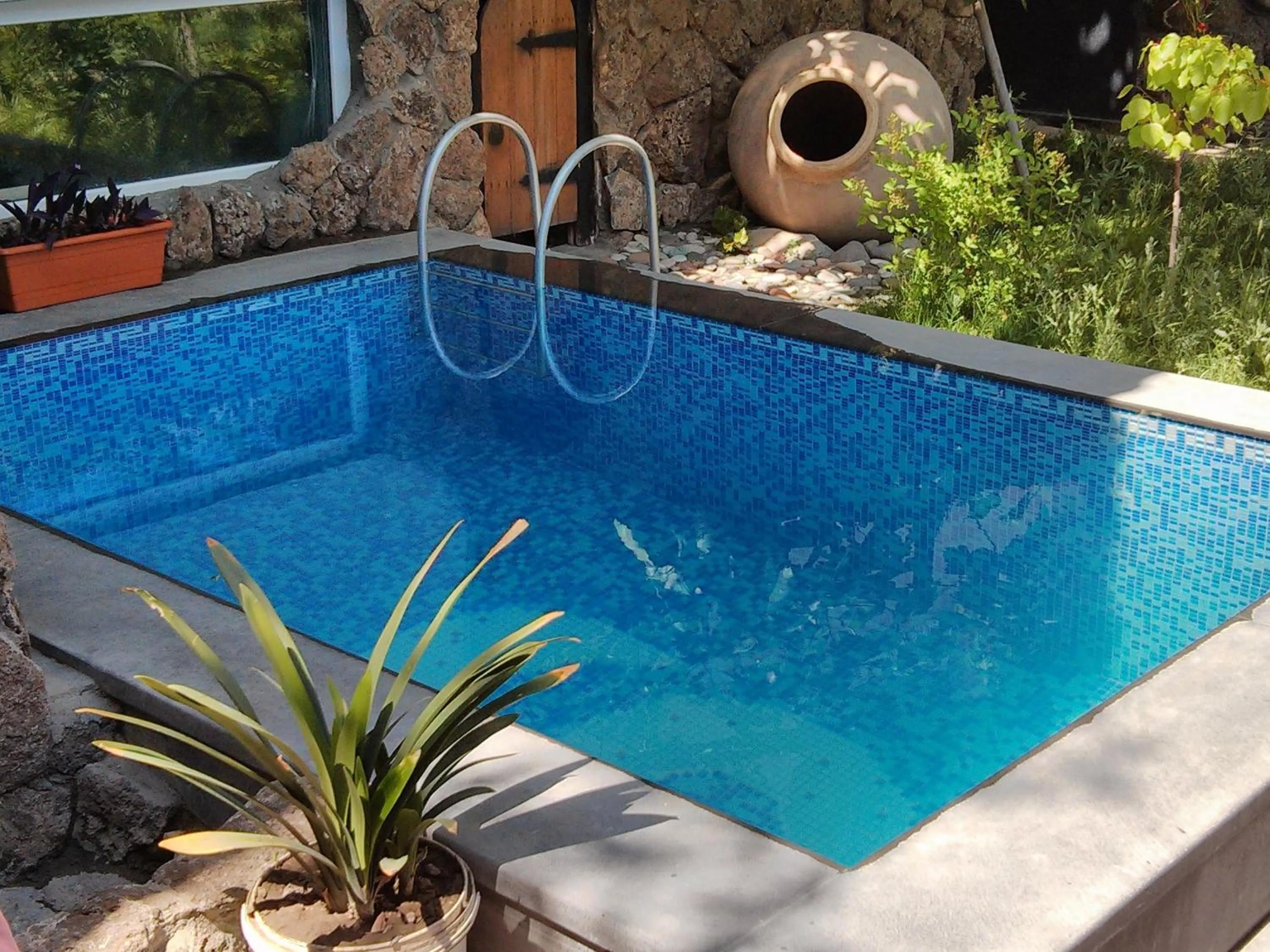 Swimming pool in Hin Yerevantsi Hotel