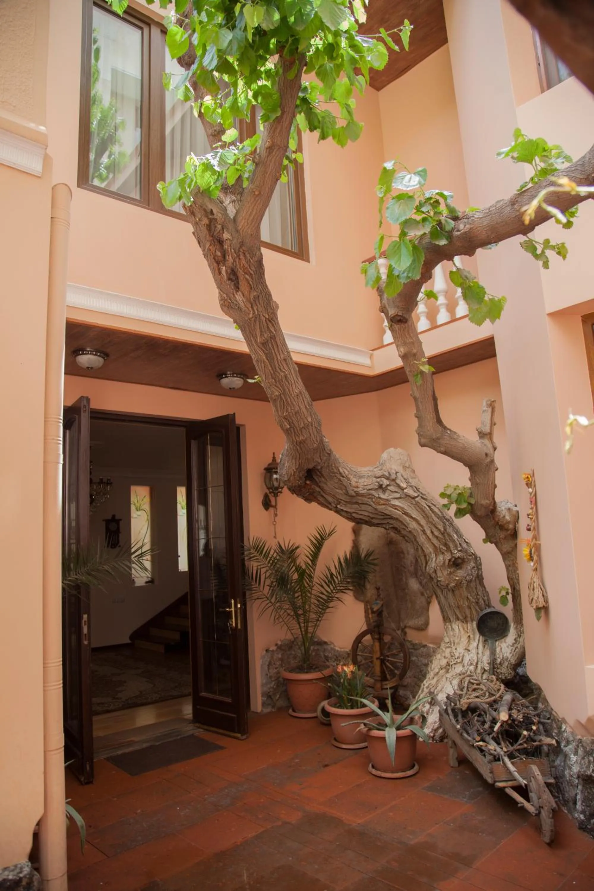 Facade/entrance in Hin Yerevantsi Hotel