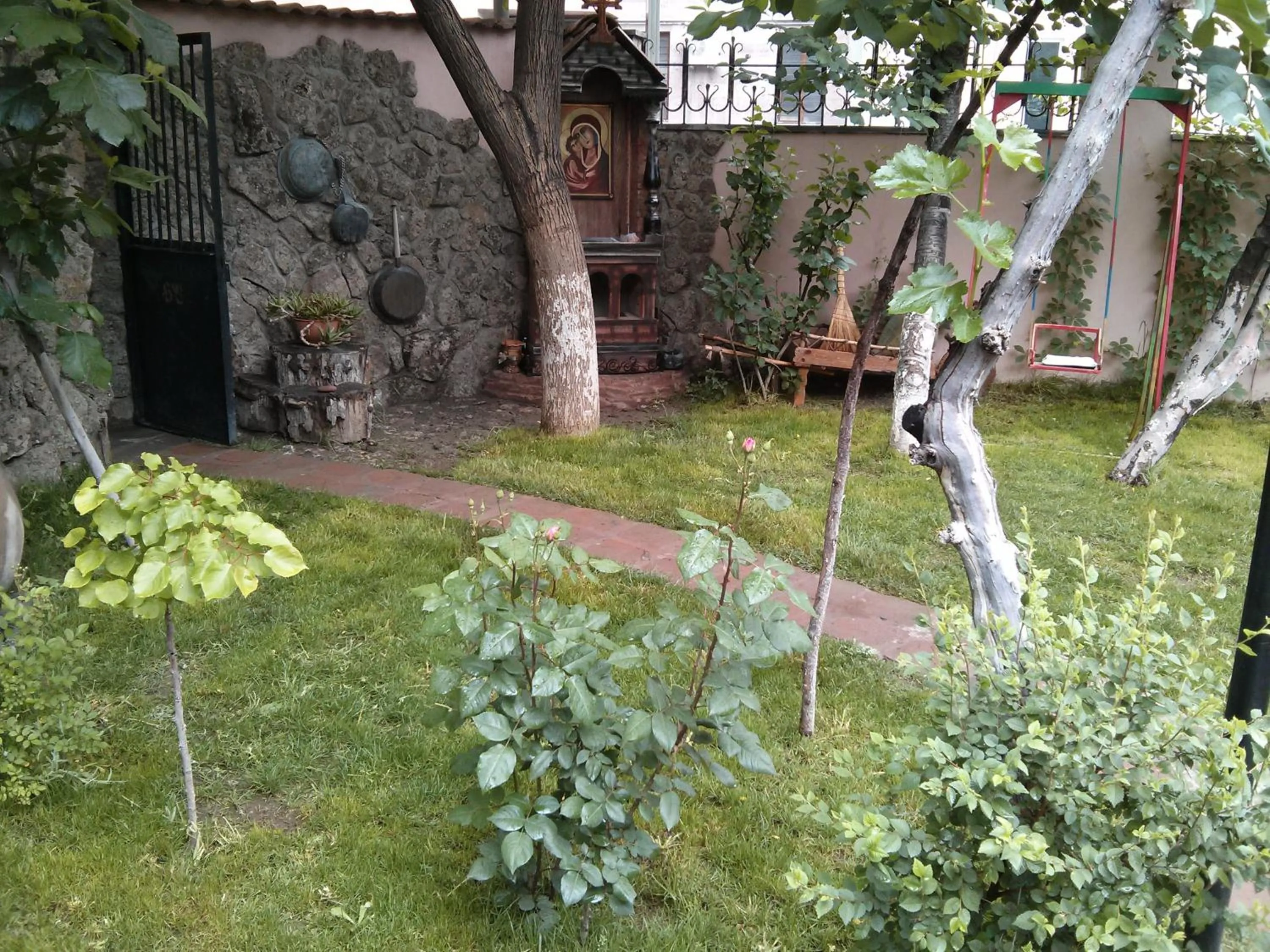 Garden in Hin Yerevantsi Hotel
