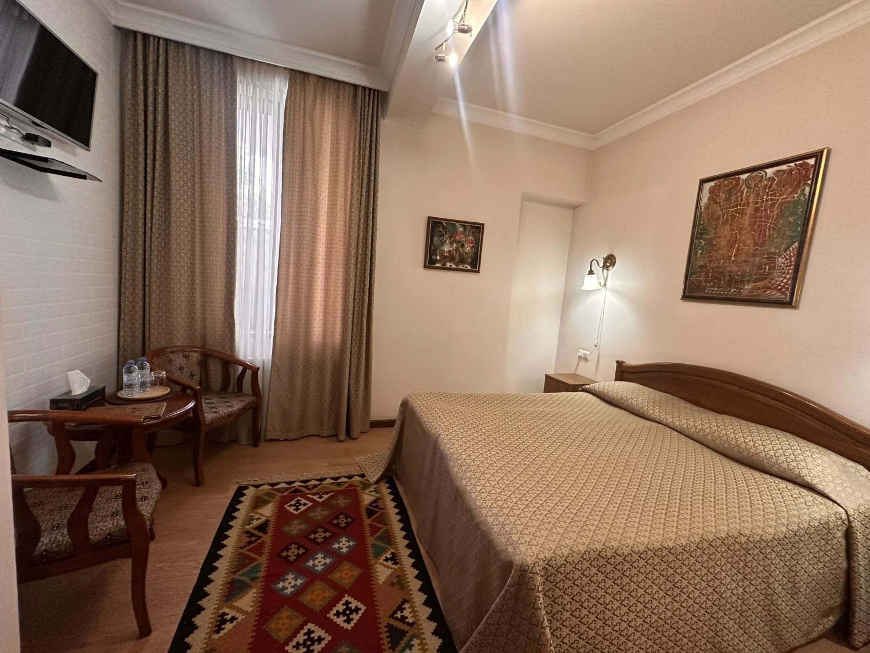 Communal lounge/ TV room, Bed in Hin Yerevantsi Hotel